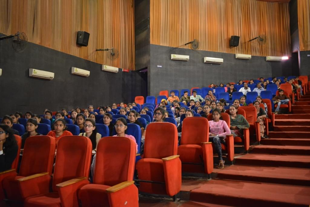 Career Craaft Ahmedabad Infrastructure photo 10