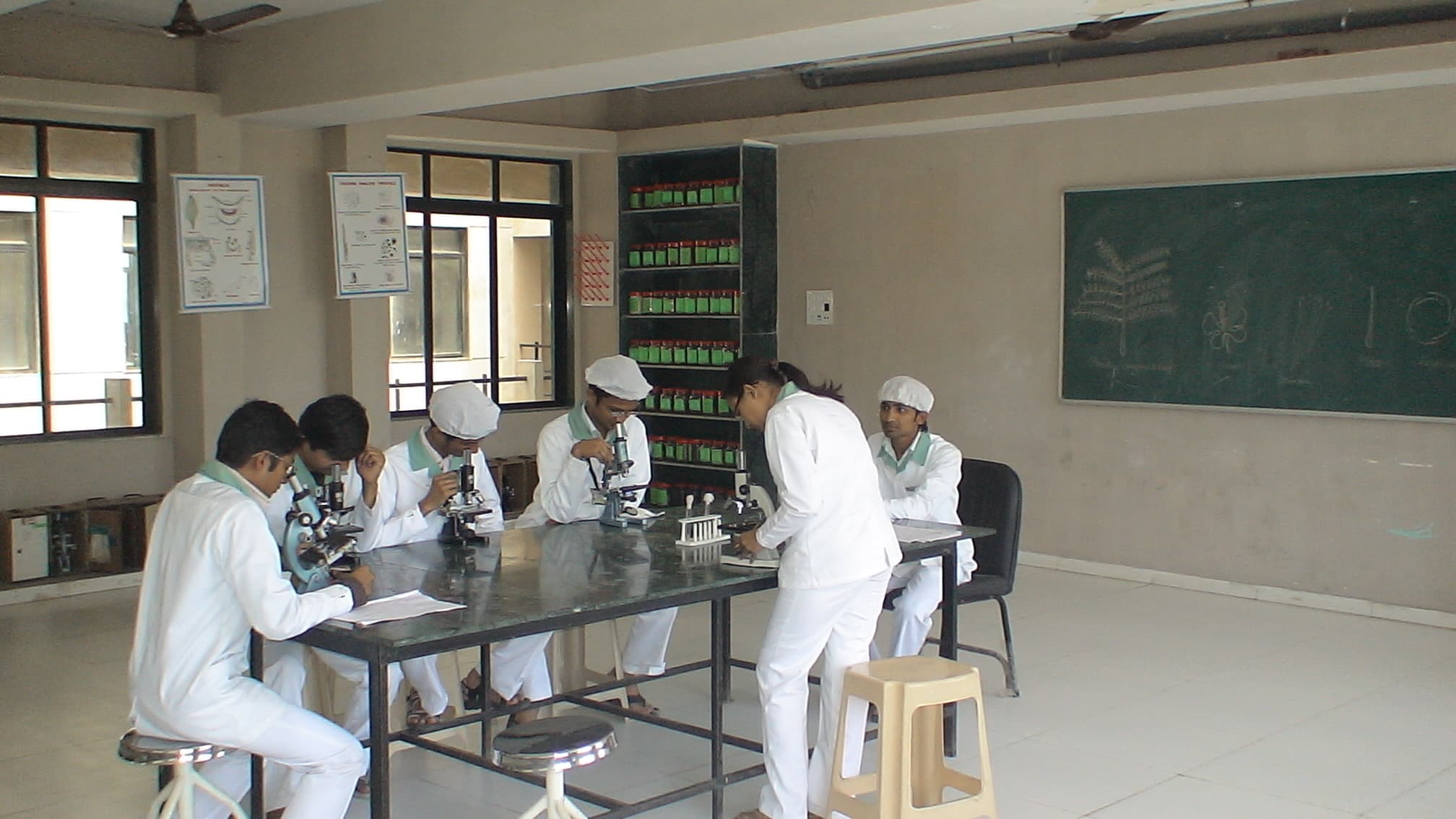 Bhagwan Mahavir College of Pharmacy Surat laboratories photo 1