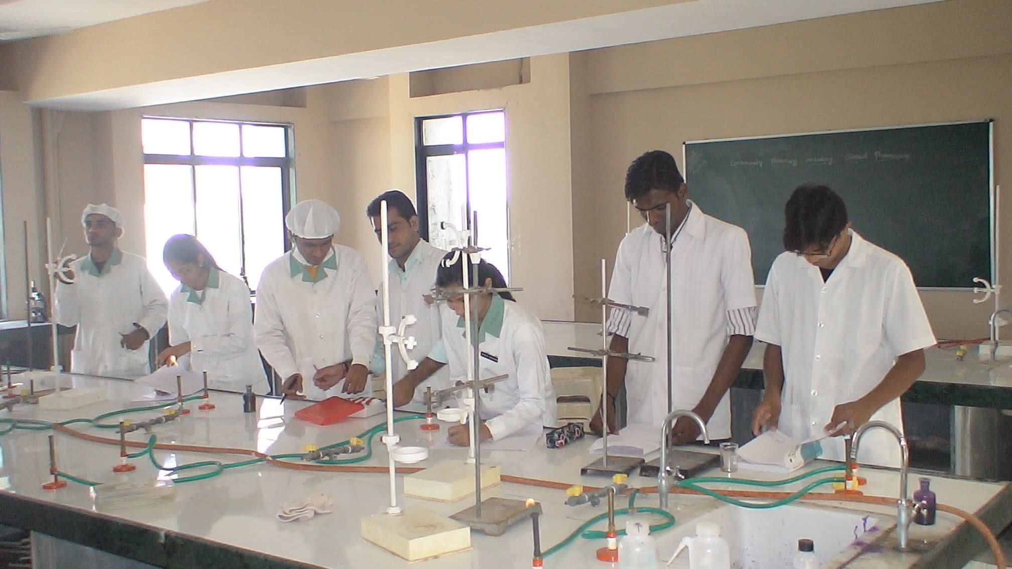 Bhagwan Mahavir College of Pharmacy Surat laboratories photo 2