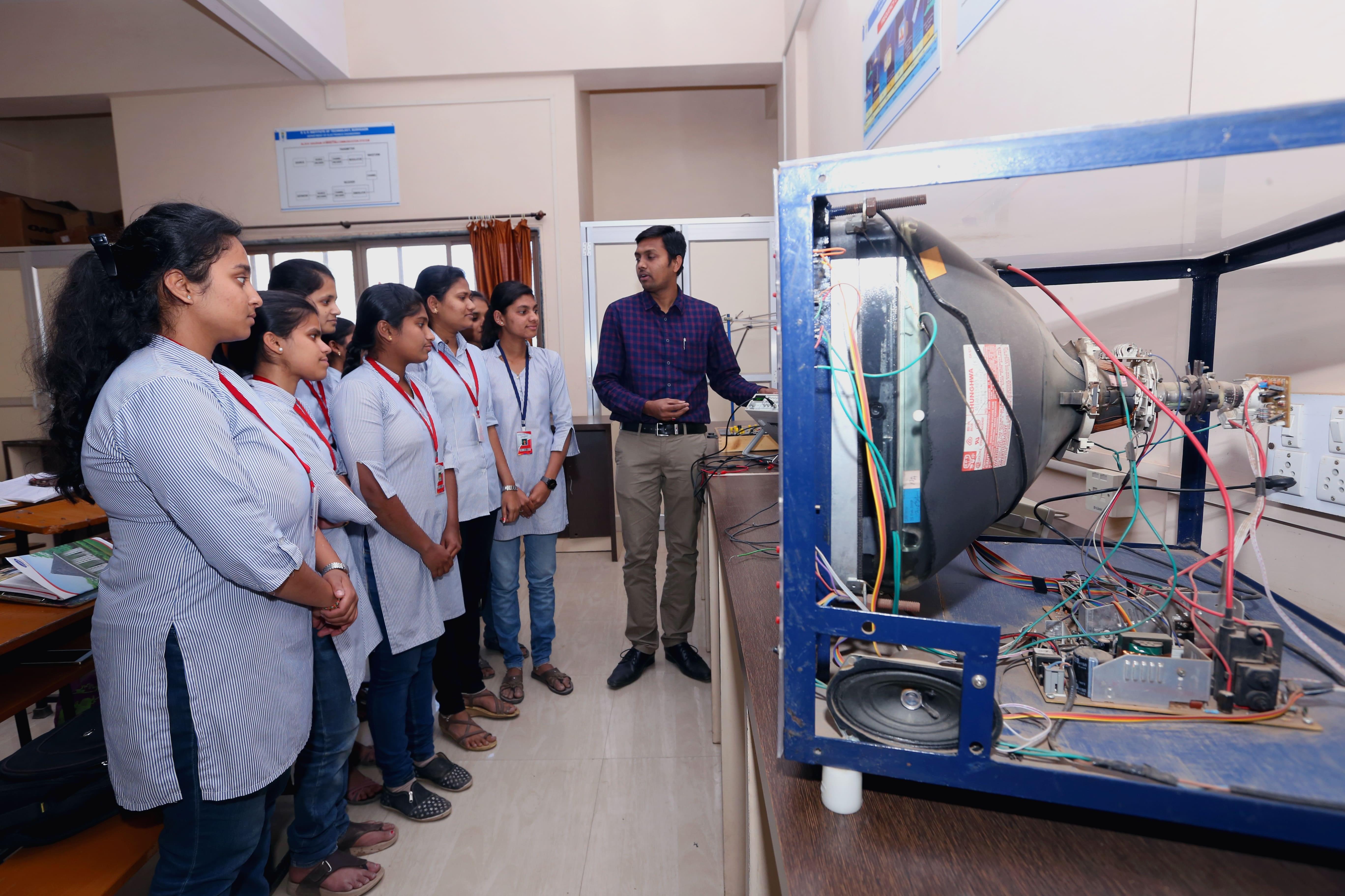 Padmabhooshan Vasantdada Patil Institute of Technology Sangli Laboratory photo 7