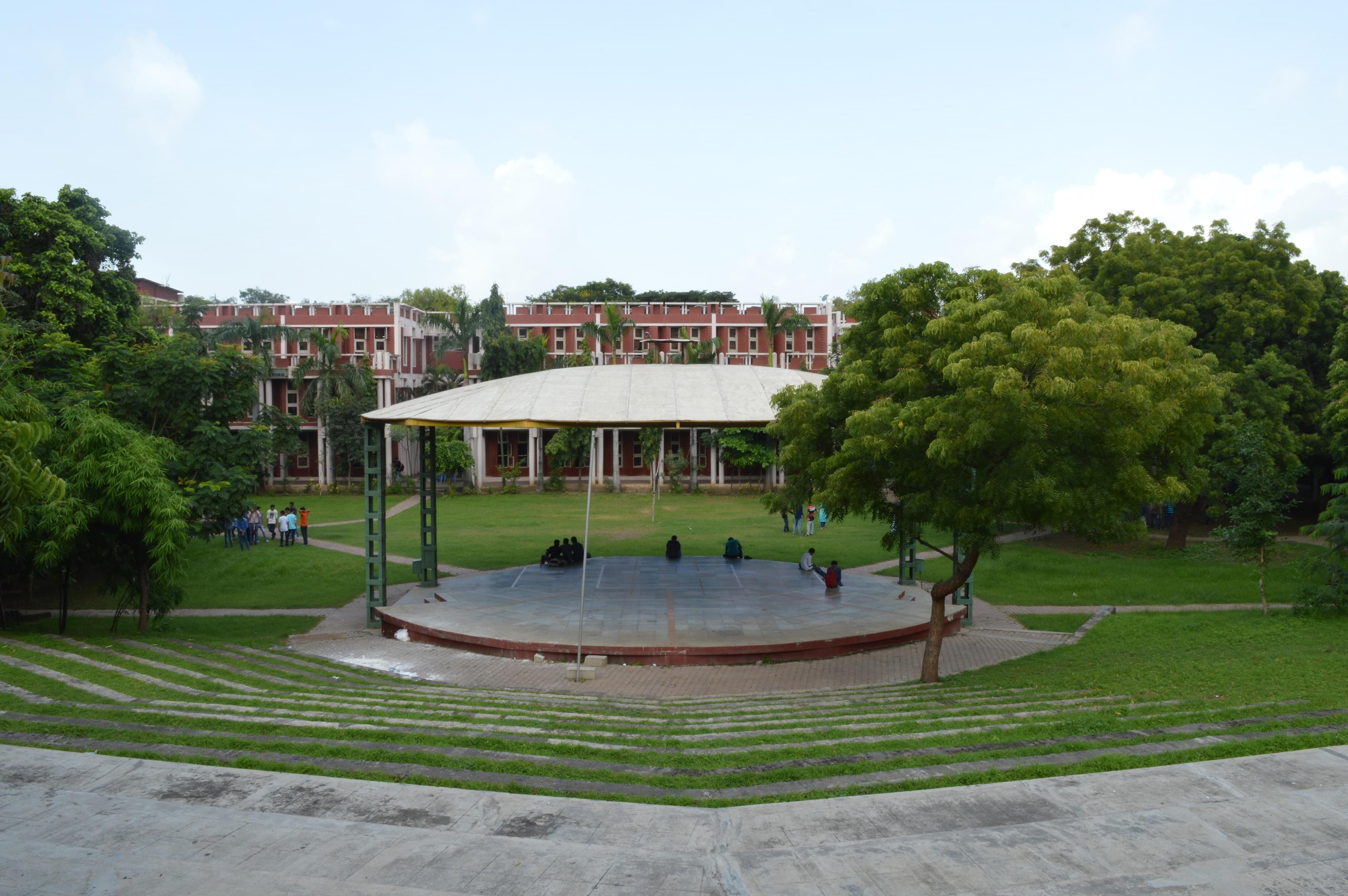 SCET Surat Infrastructure photo 2