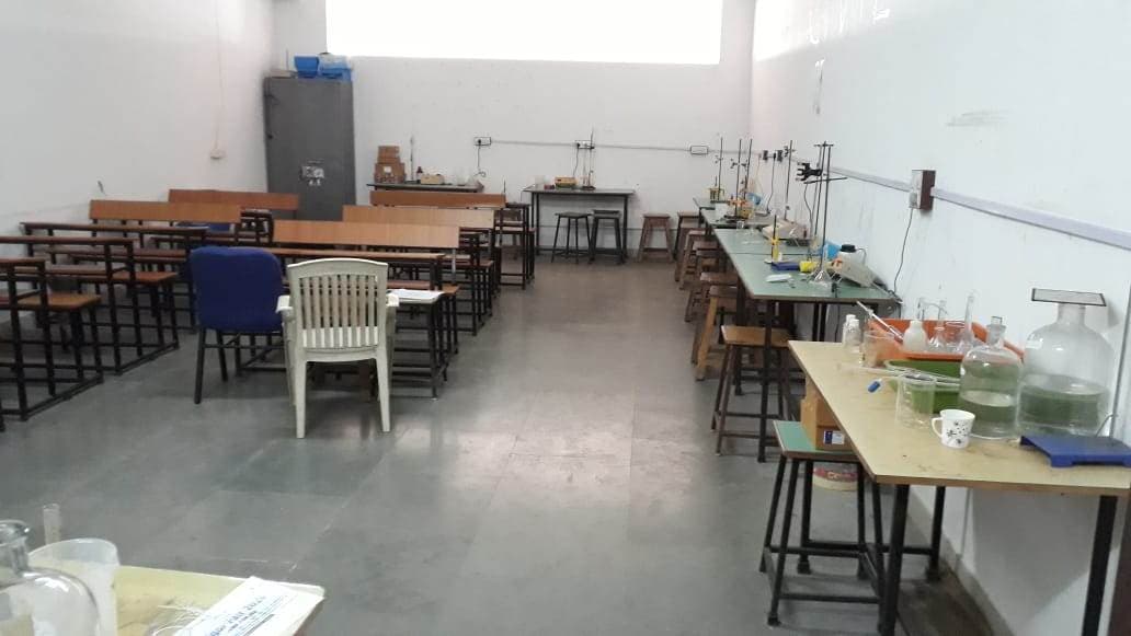 Vidhyadeep Institute of Science Surat Lab photo 1