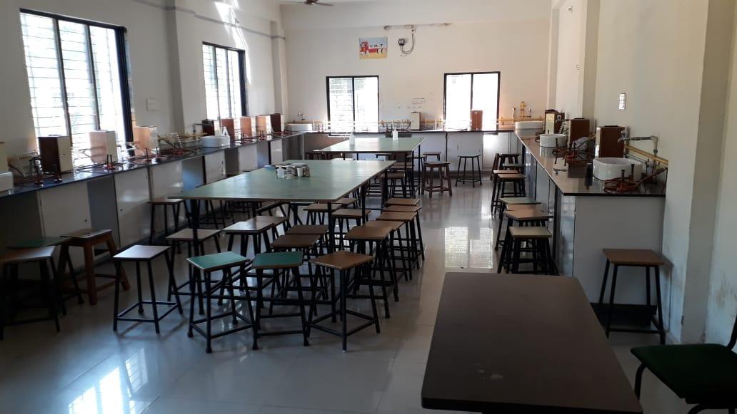 Vidhyadeep Institute of Science Surat Lab photo 2