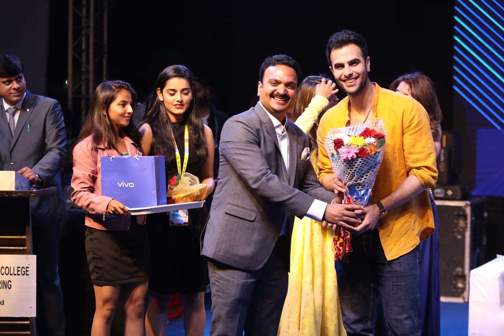 Shree L. R. Tiwari Degree College of Arts, Commerce and Science Mumbai Events - Utsav photo 14