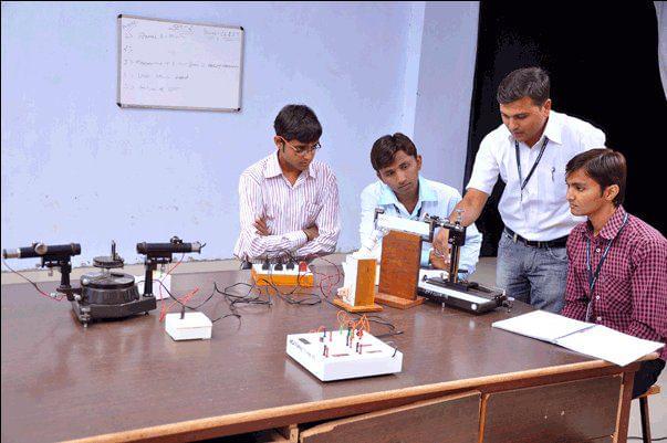 Hasmukh Goswami College of Engineering Ahmedabad Lab photo 5