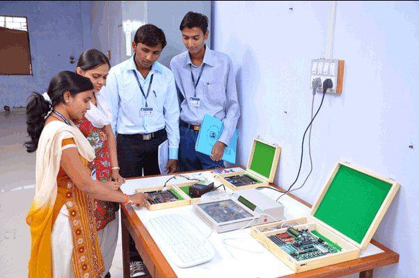Hasmukh Goswami College of Engineering Ahmedabad Lab photo 6