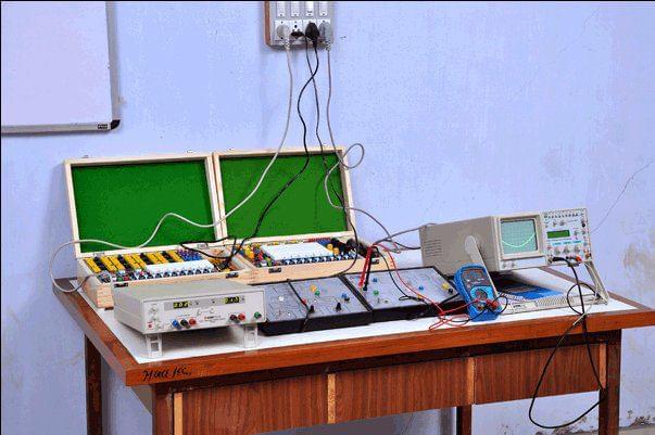 Hasmukh Goswami College of Engineering Ahmedabad Lab photo 7