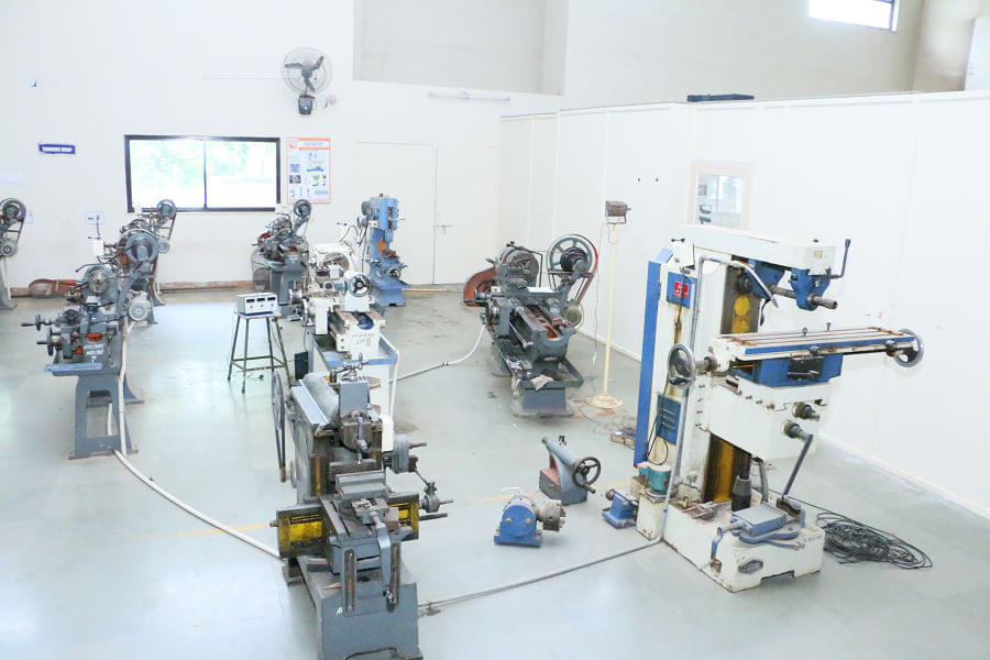 Atmiya Institute of Science and Technology for Diploma Studies, Atmiya University Rajkot Workshop photo 3