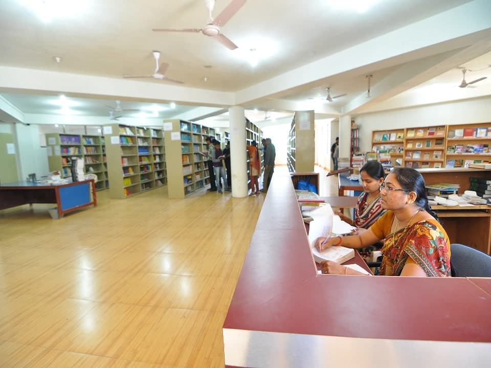 Shankersinh Vaghela Bapu Institute of Pharmacy Gandhinagar College Campus photo 2