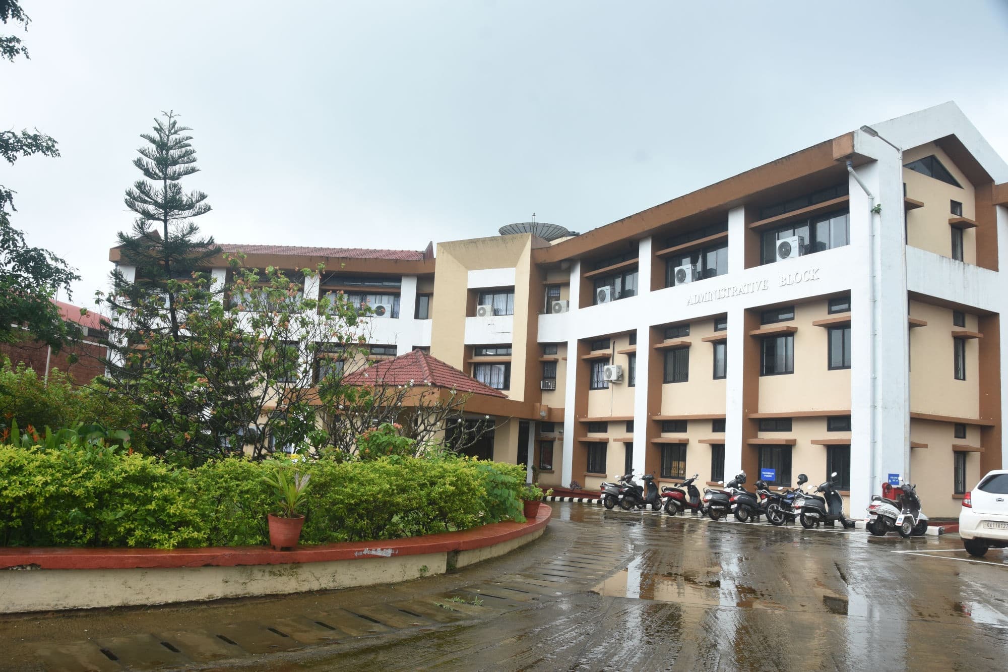 Sant Sohirobanath Ambiye, Government College of Arts and Commerce Pernem Facility photo 1