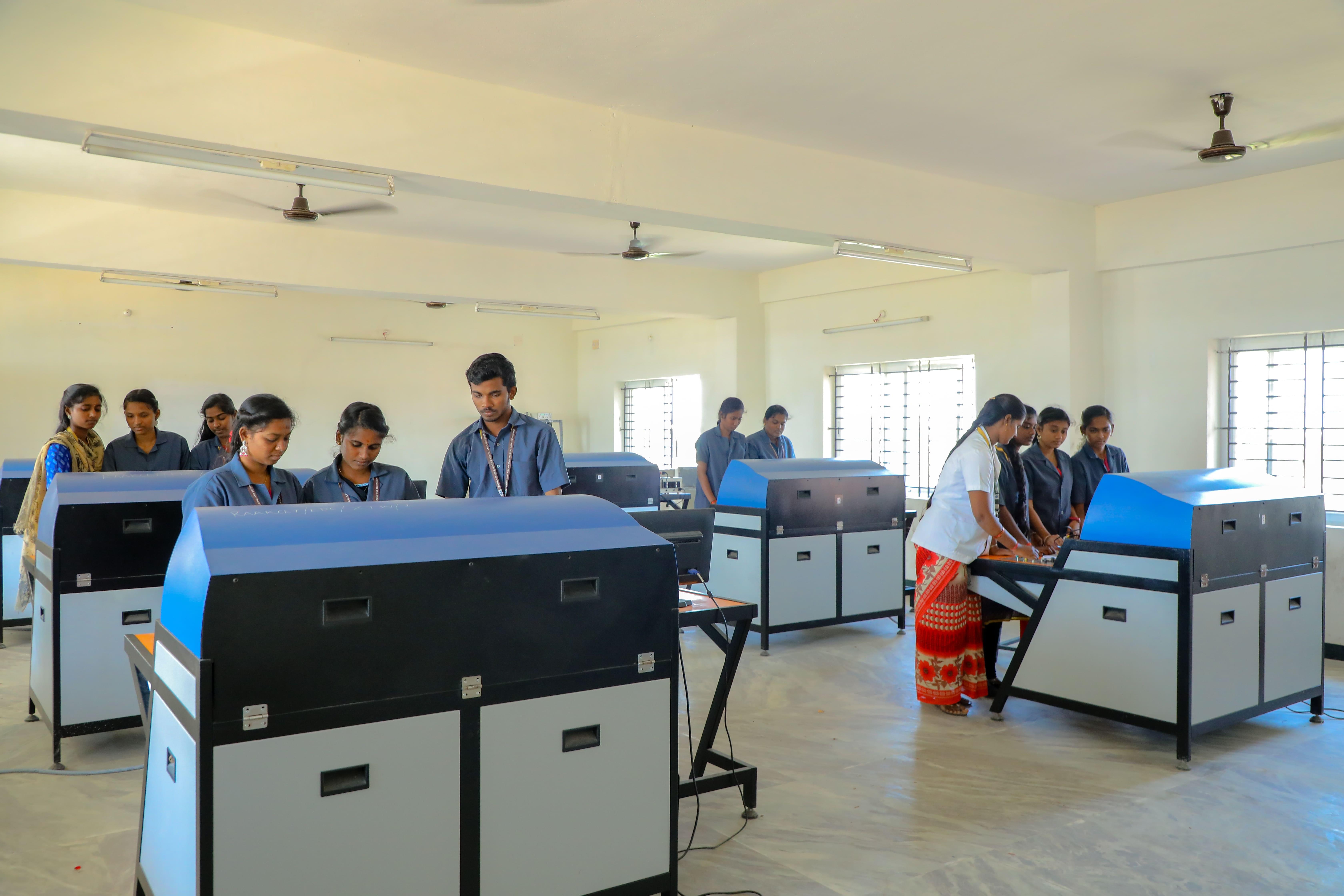 Raak College of Engineering and Technology Pondicherry Lab photo 1