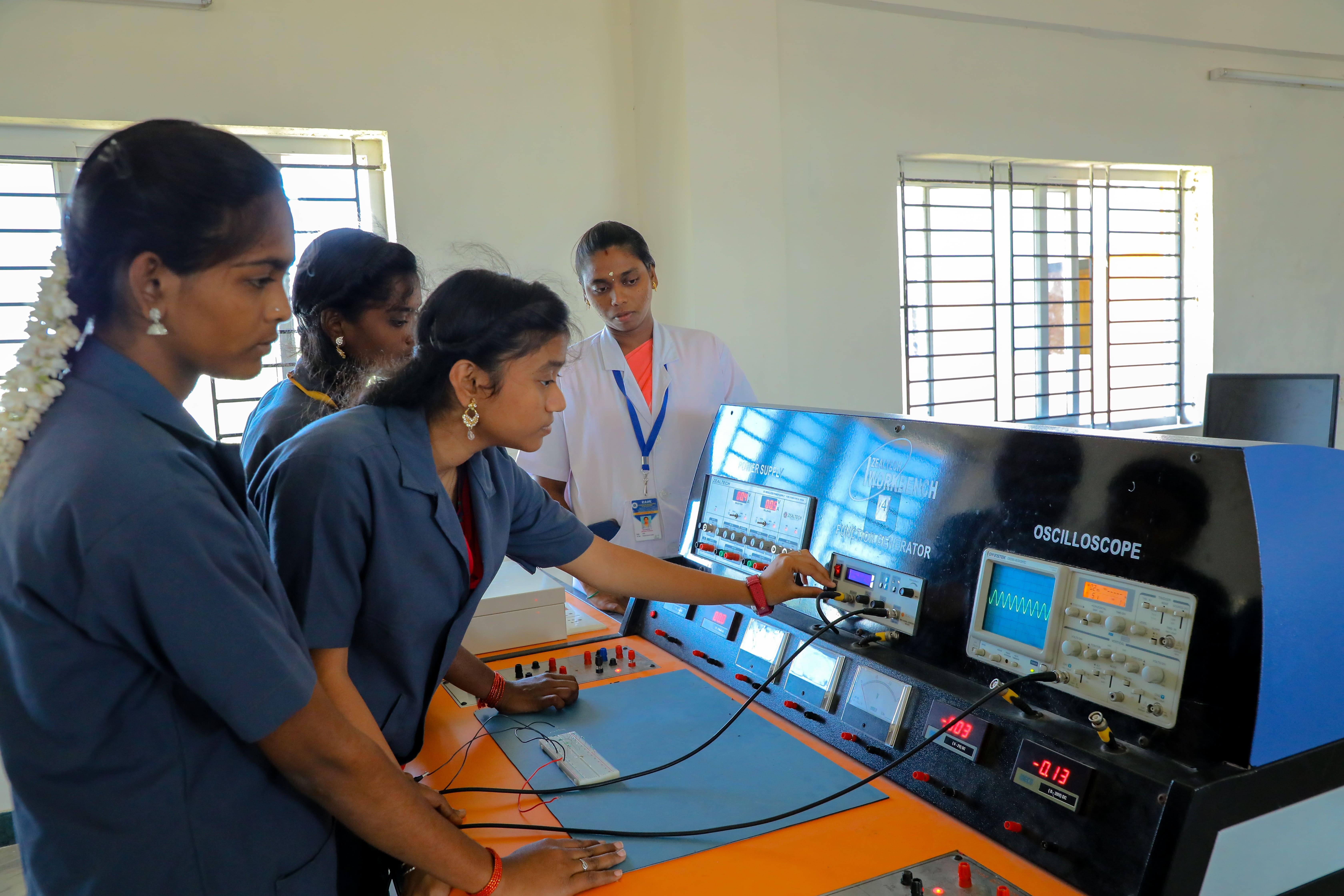 Raak College of Engineering and Technology Pondicherry Lab photo 2