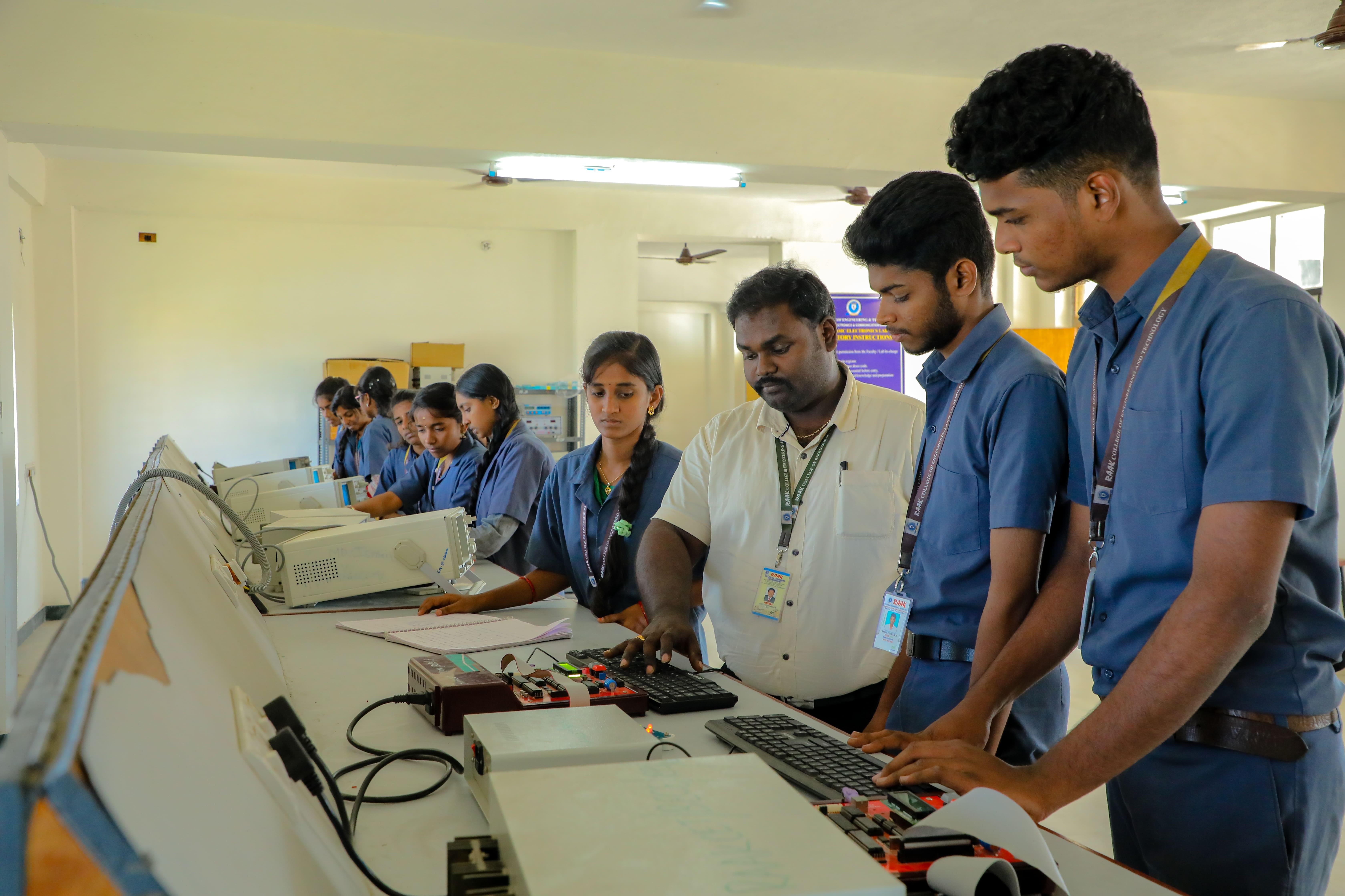 Raak College of Engineering and Technology Pondicherry Lab photo 5