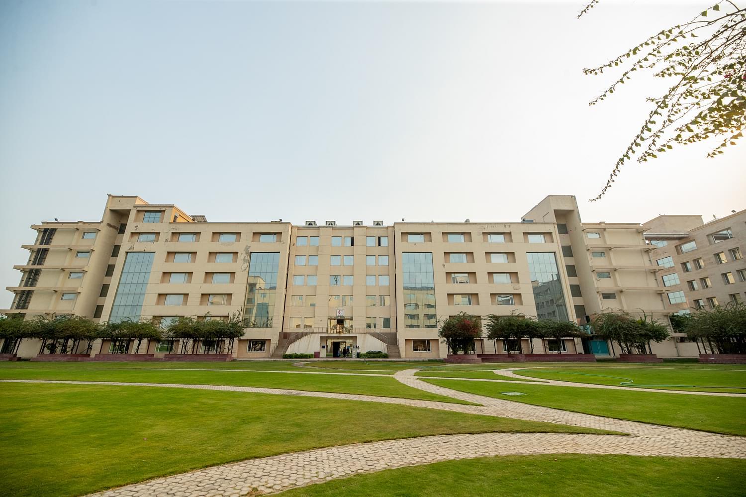 KR Mangalam University, School of Management and Commerce Campus with Facilities photo 19