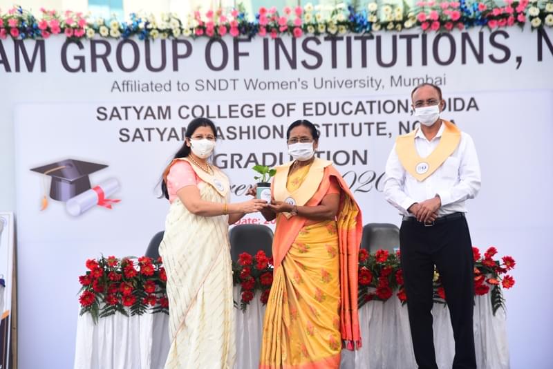 Satyam Fashion Institute Noida Convocation photo 4