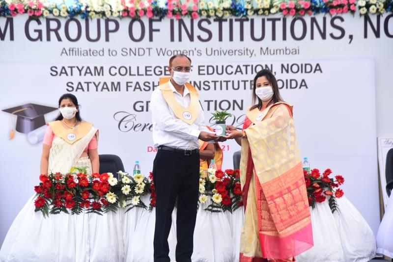 Satyam Fashion Institute Noida Convocation photo 5