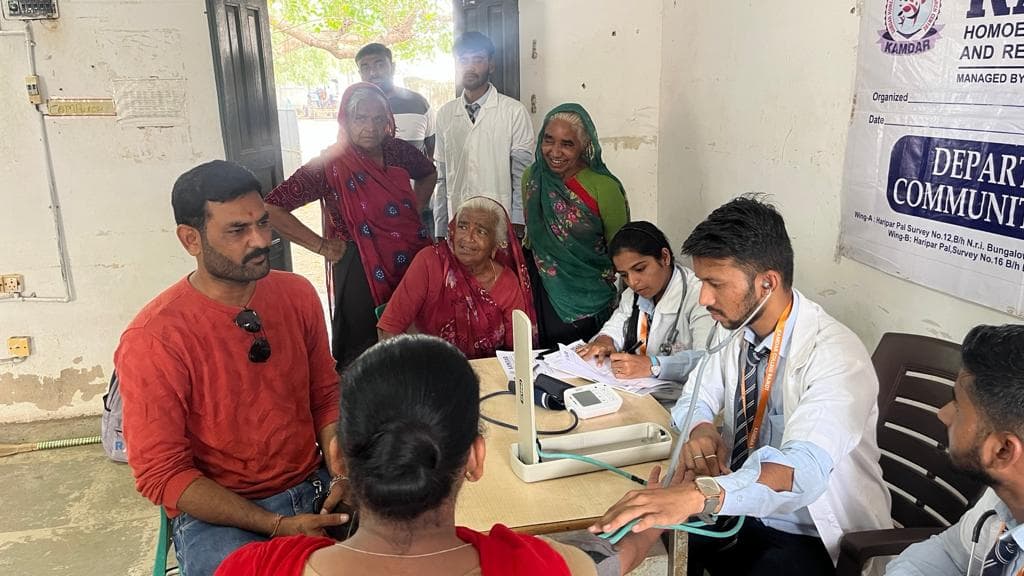 Kamdar Homoeopathic Medical College and Research Centre Rajkot Medical Camp photo 7