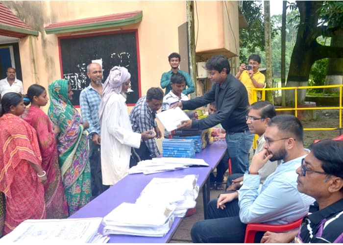 Kingston Polytechnic College Kolkata Winter Wear Distribution photo 8