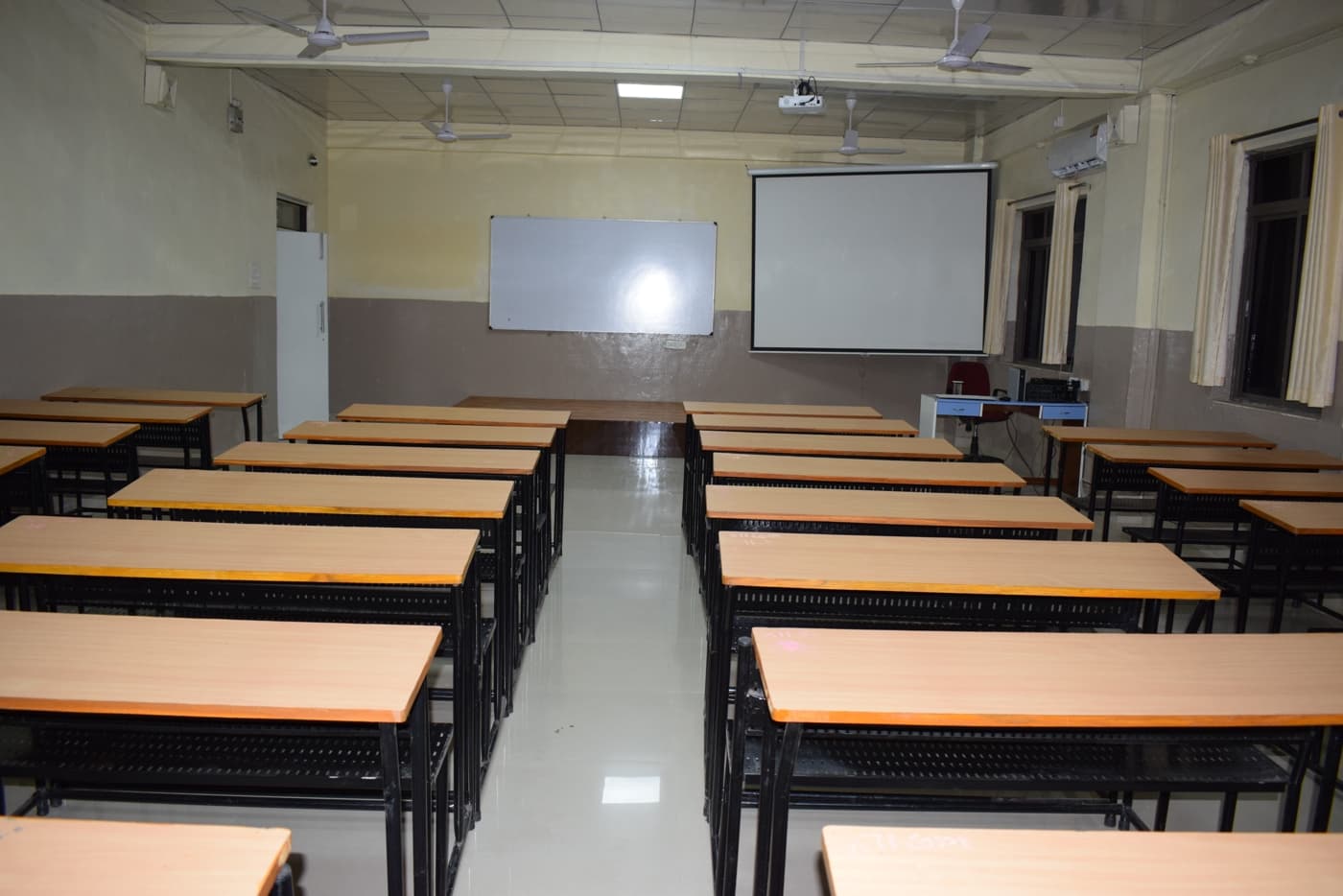 AIMS Institute of Management Studies Pune Classroom photo 2