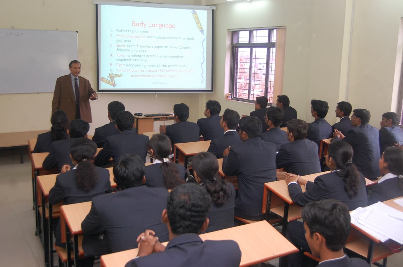 AIMS Institute of Management Studies Pune Classroom photo 9