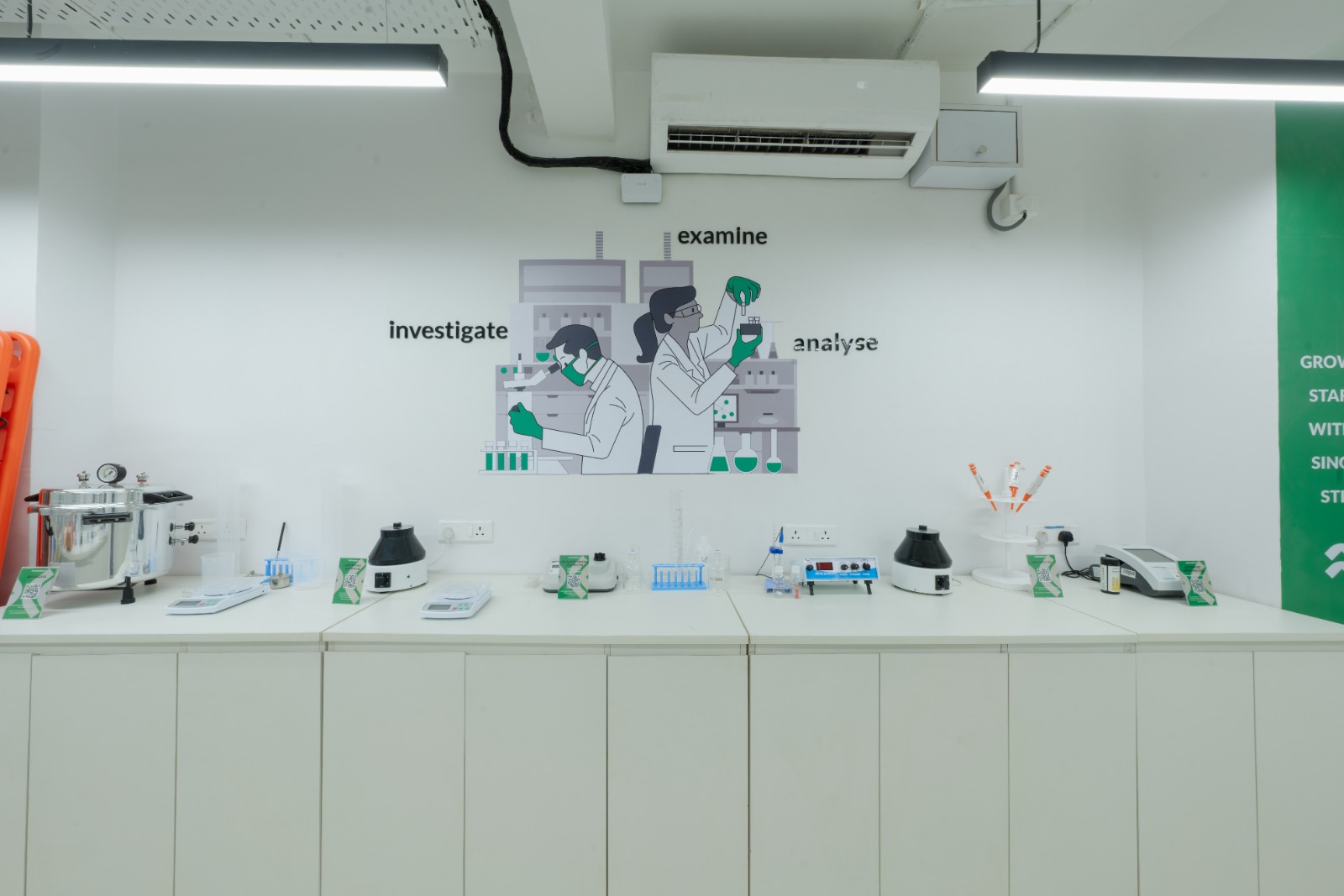 Yenepoya University Powered by Emversity. Lab photo 8