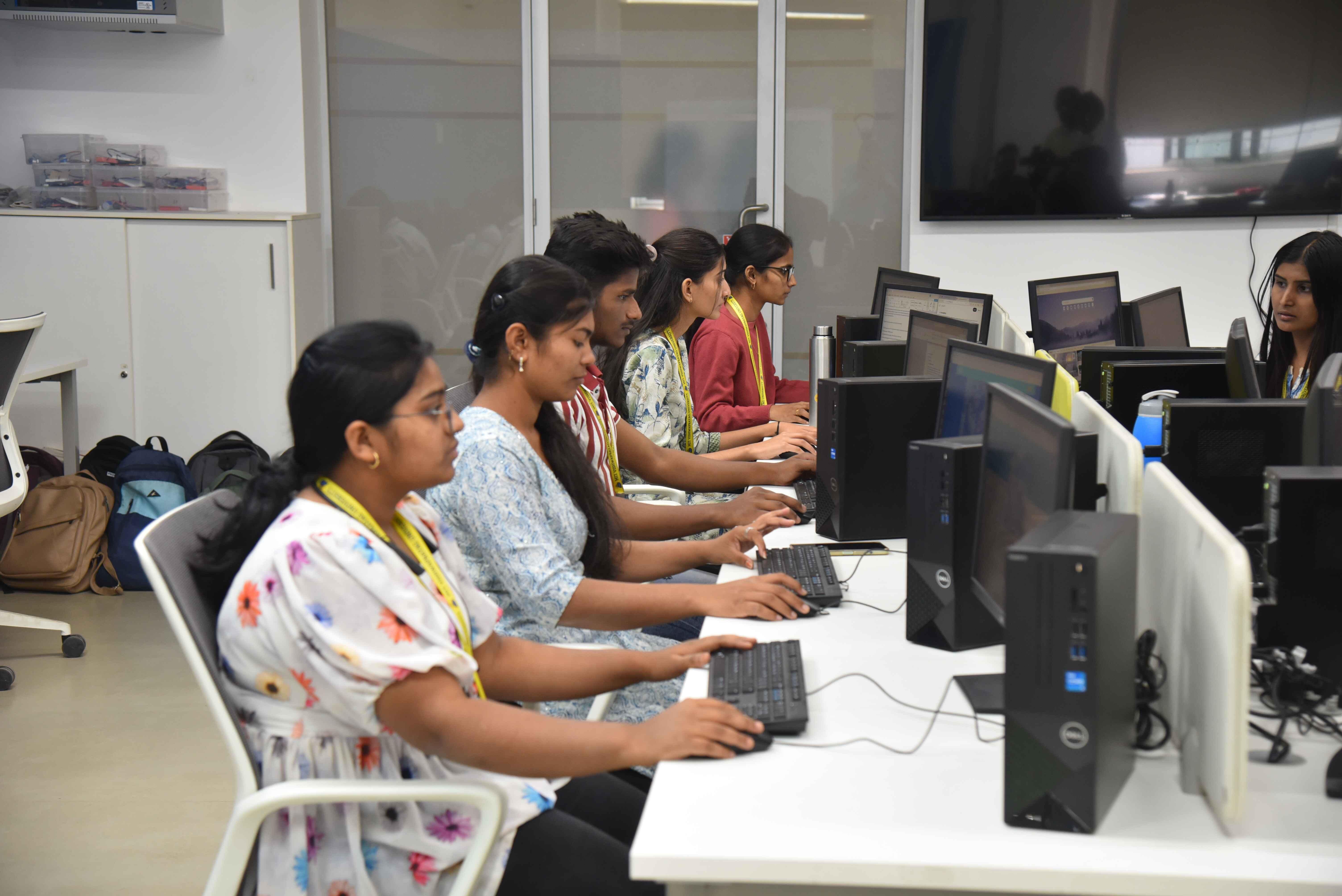 MIT Vishwaprayag University Solapur BCA Lab photo 4