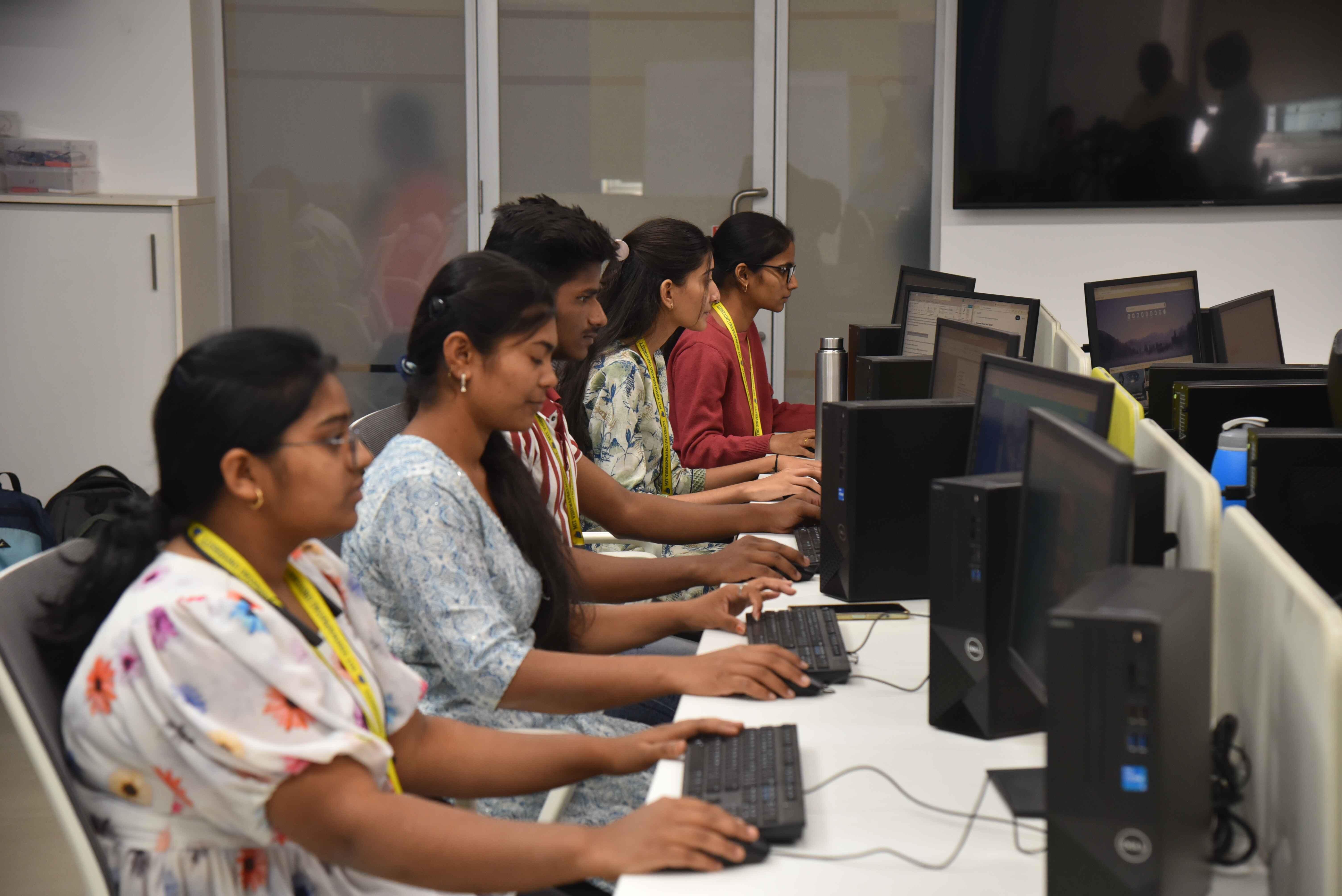 MIT Vishwaprayag University Solapur BCA Lab photo 6