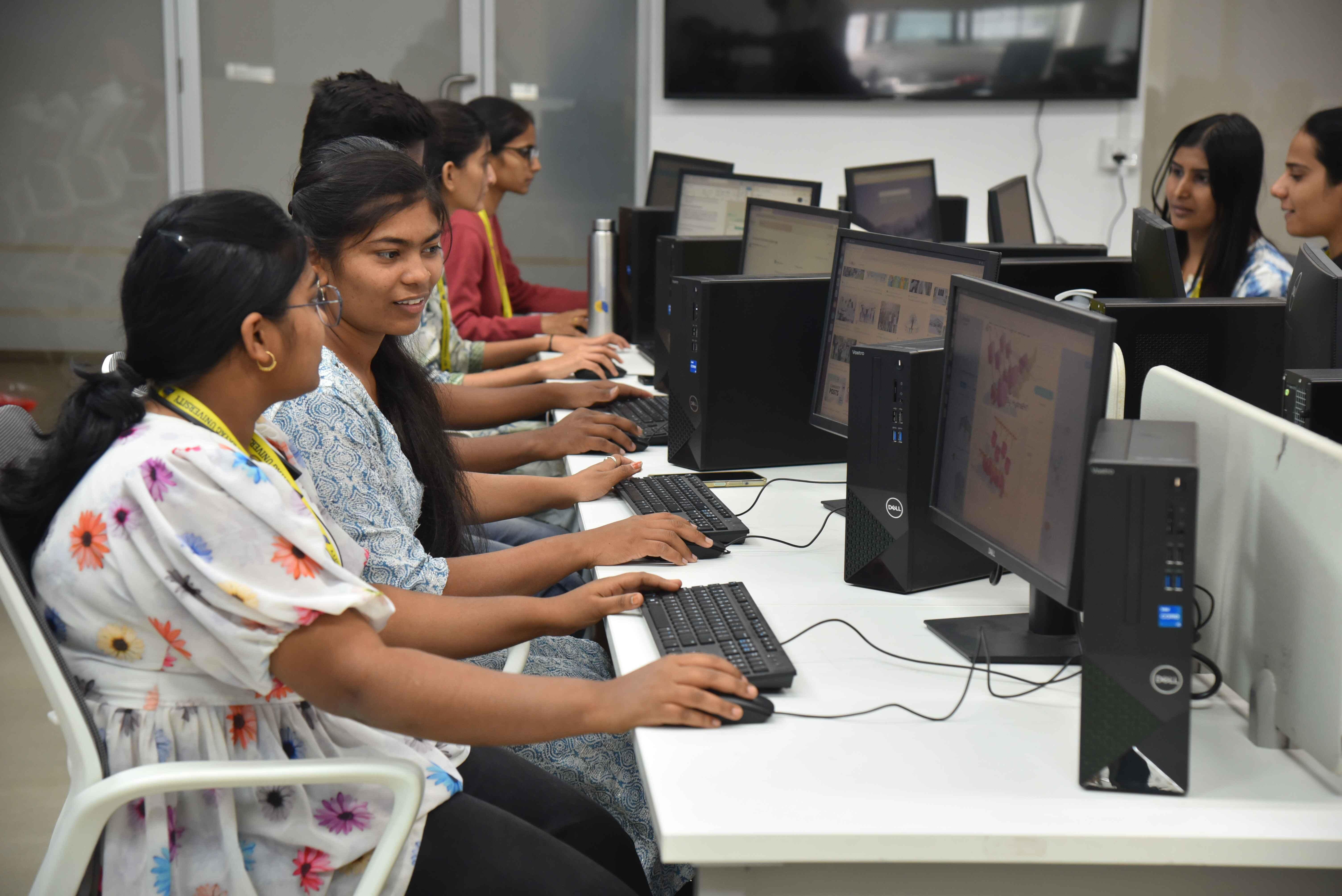 MIT Vishwaprayag University Solapur BCA Lab photo 13