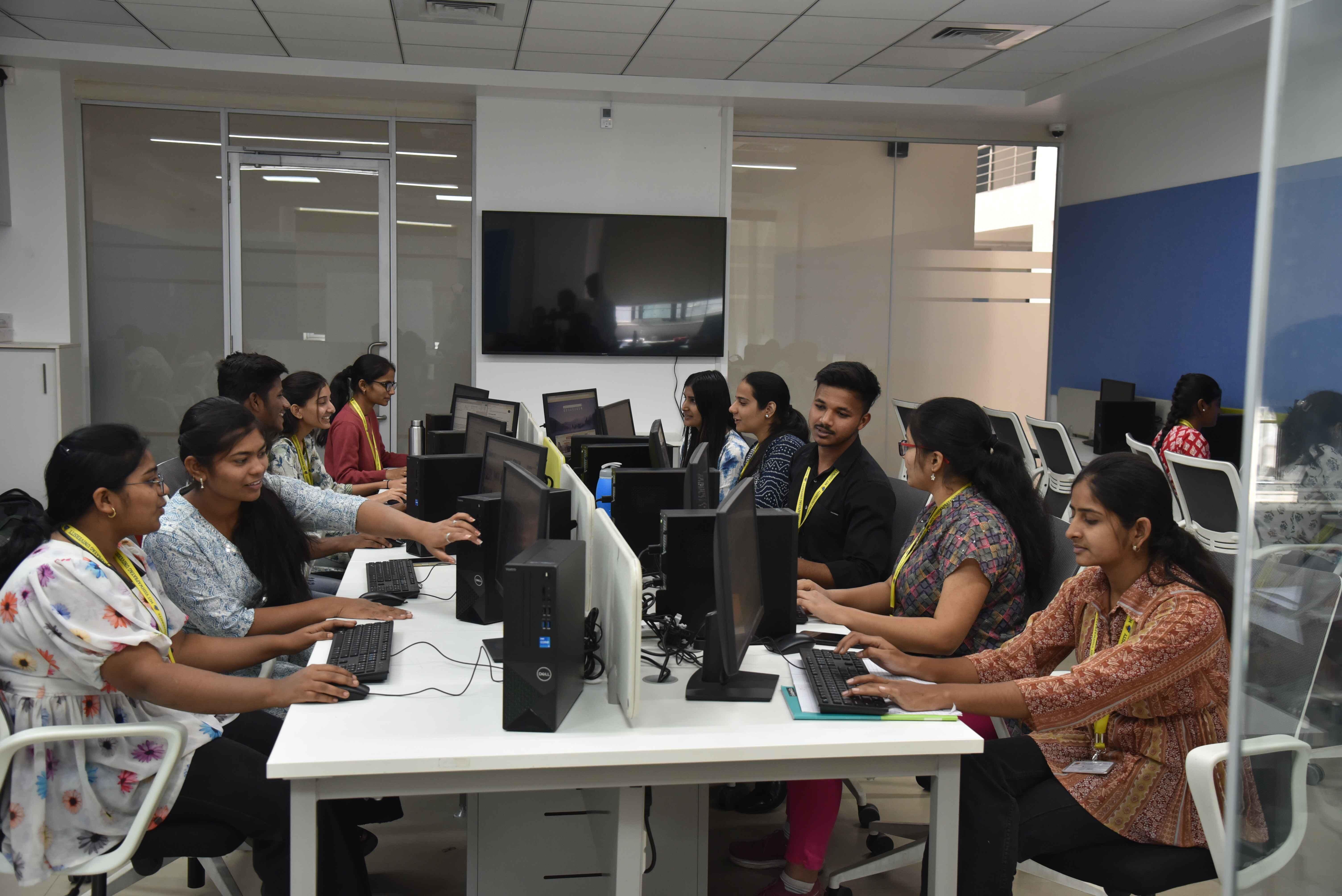 MIT Vishwaprayag University Solapur BCA Lab photo 15