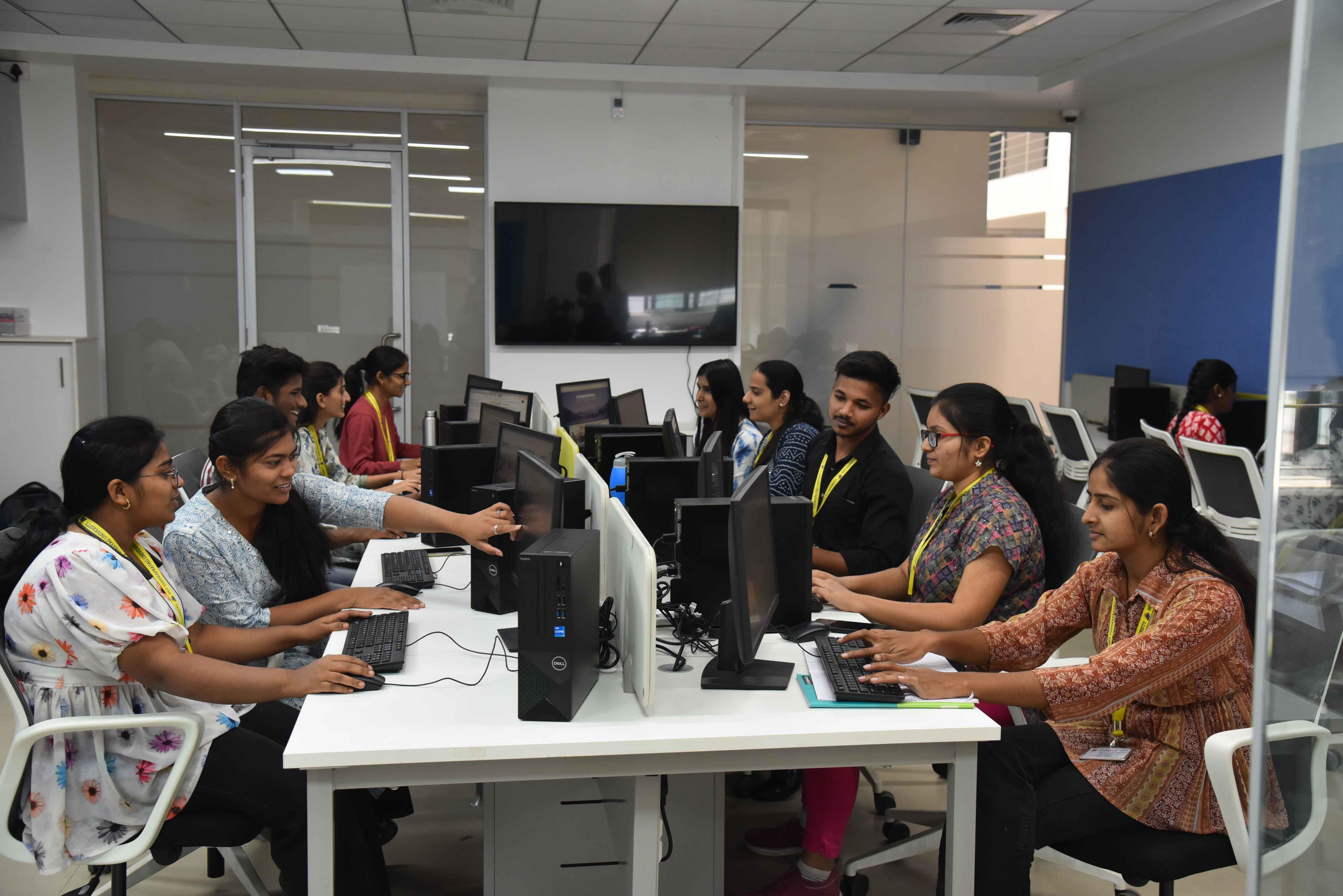 MIT Vishwaprayag University Solapur BCA Lab photo 16