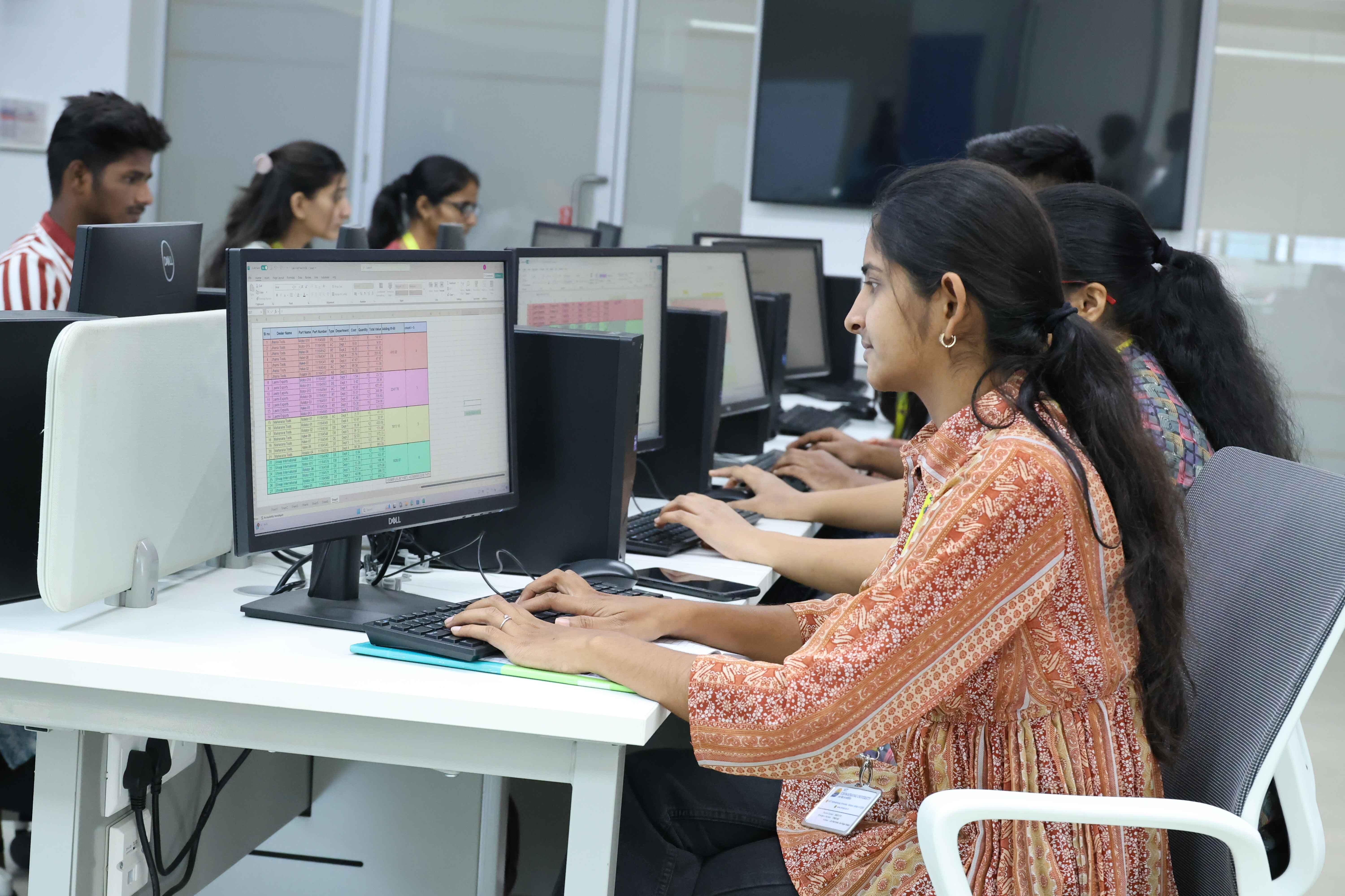 MIT Vishwaprayag University Solapur BCA Lab photo 21