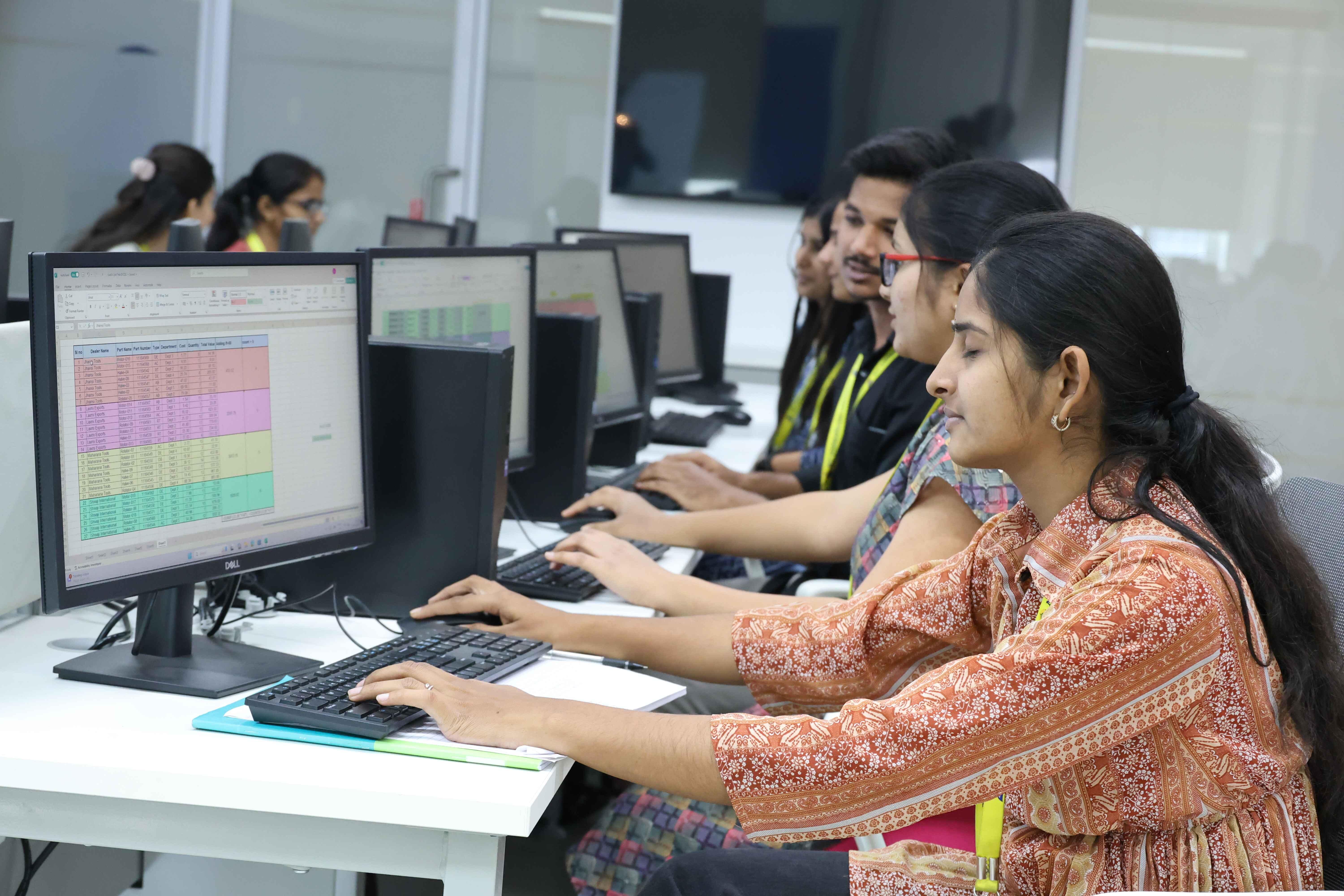 MIT Vishwaprayag University Solapur BCA Lab photo 23