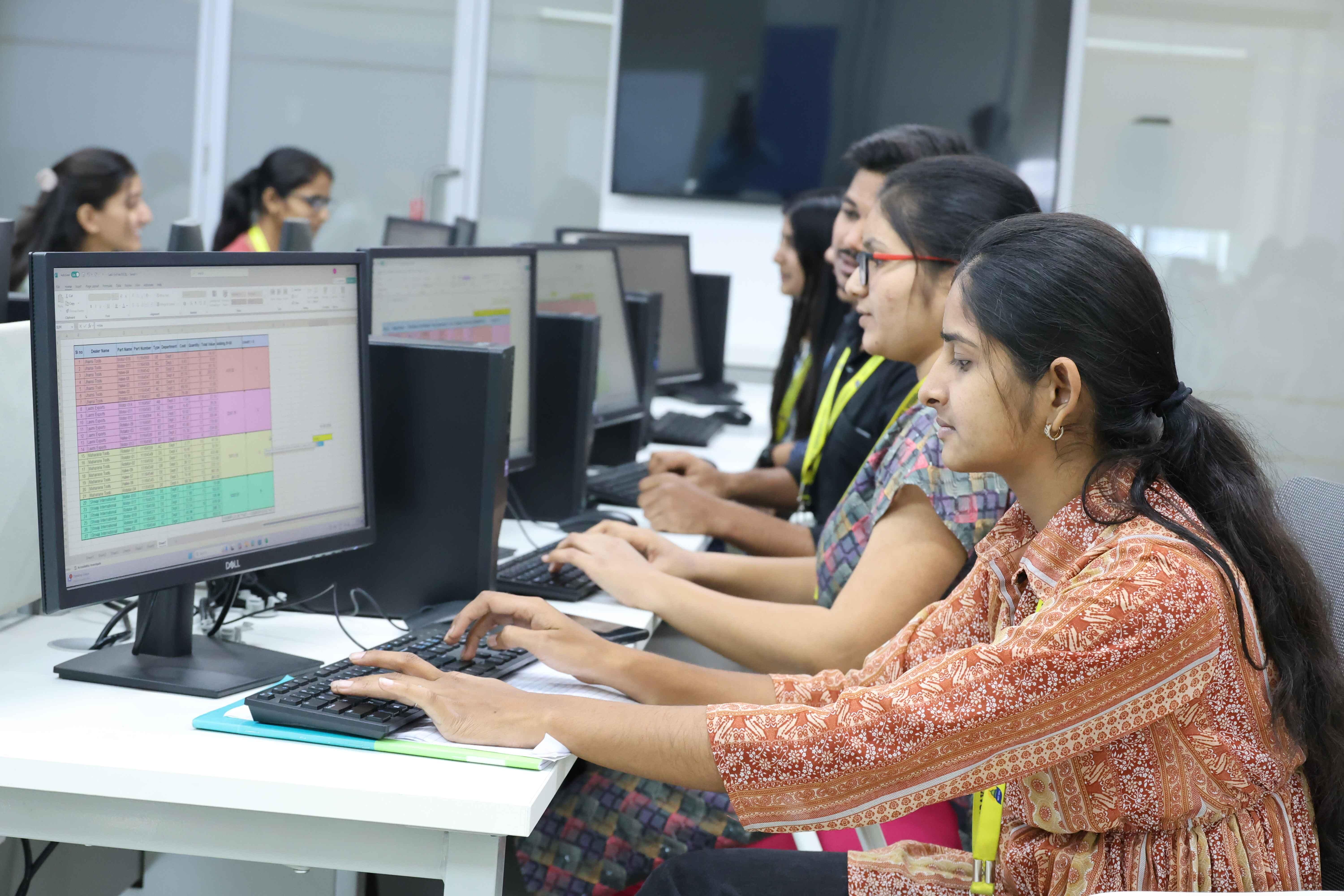 MIT Vishwaprayag University Solapur BCA Lab photo 31