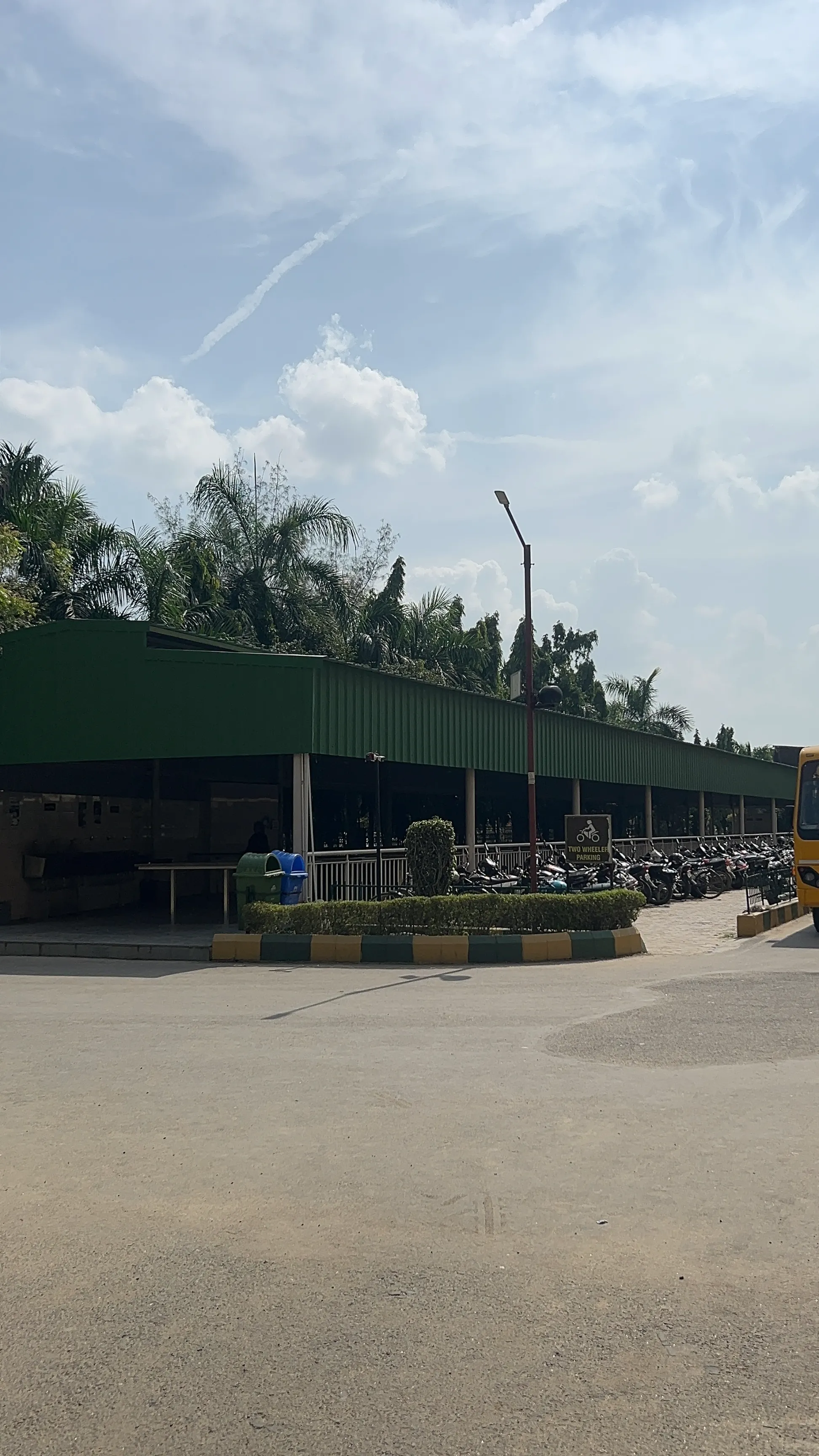GL Bajaj Outdoor photo 2