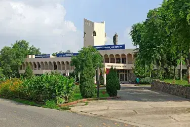 Jamia Hamdard University Delhi Academic Building photo 5