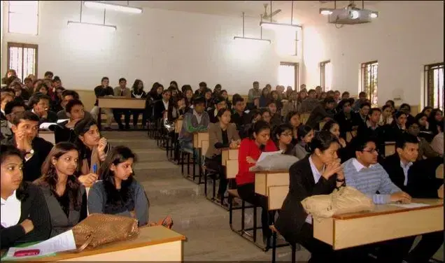 Shaheed Bhagat Singh College Academic Building photo 6