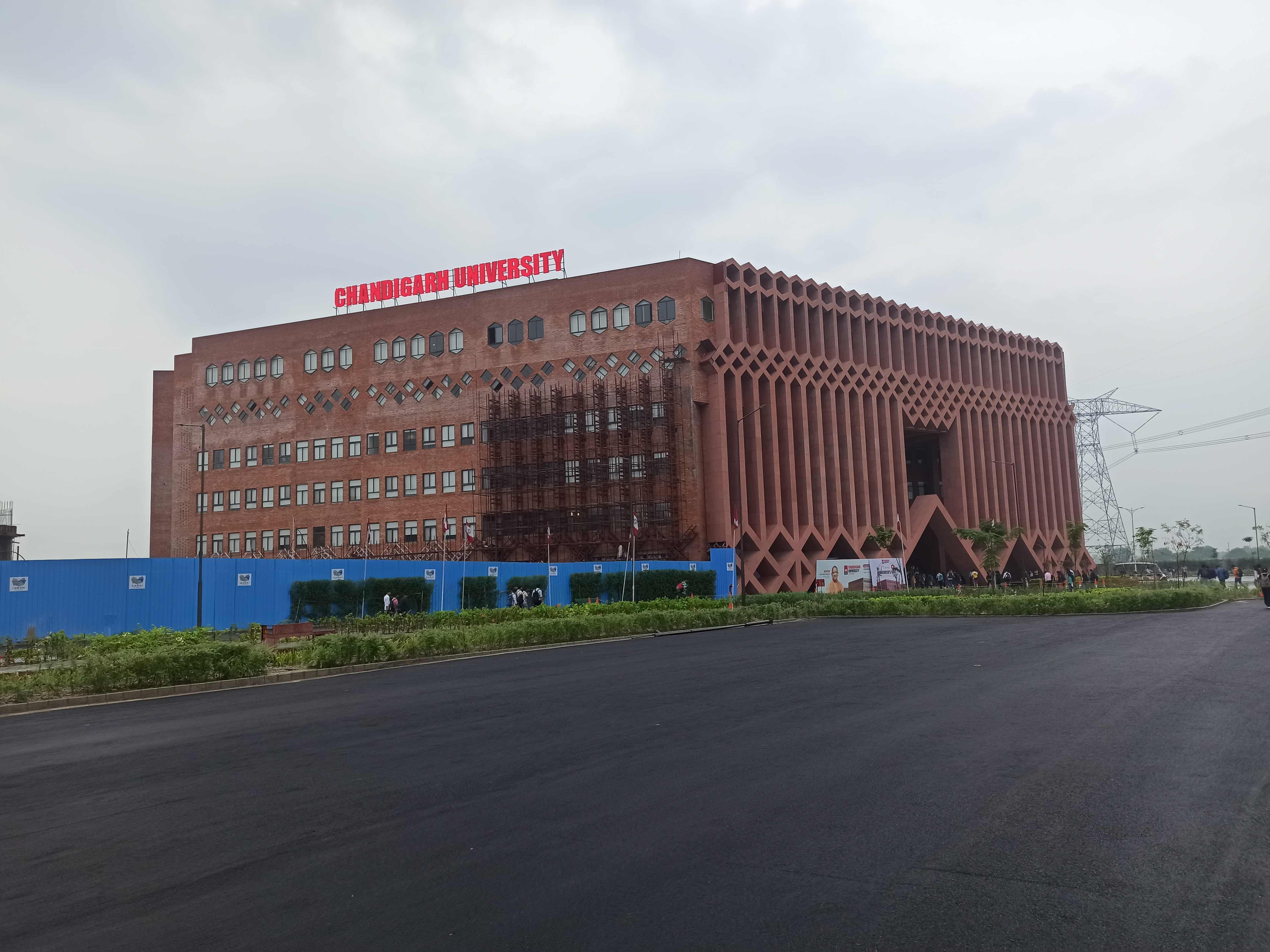 Chandigarh University Lucknow Building photo 4
