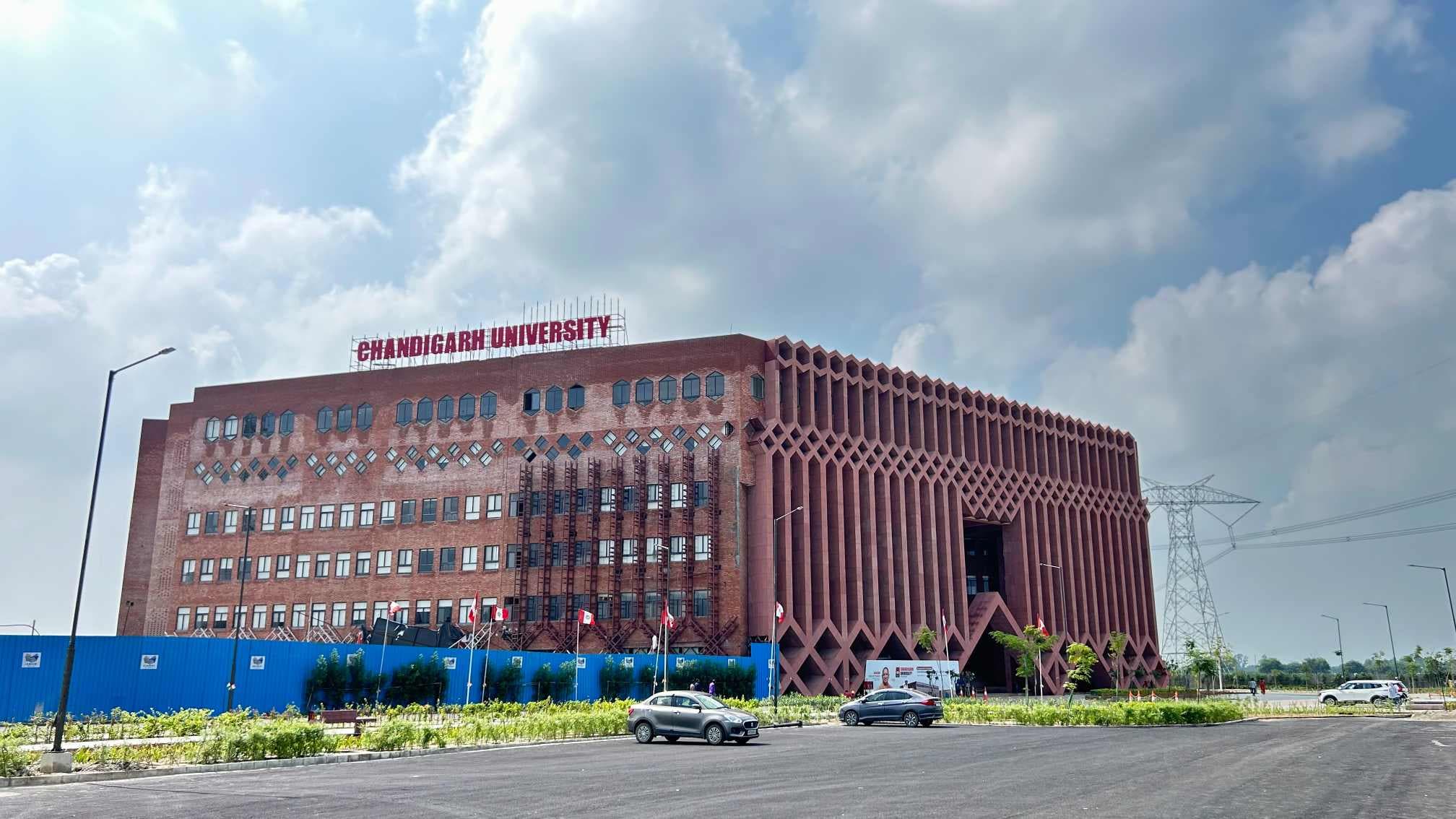 Chandigarh University Lucknow Building photo 2