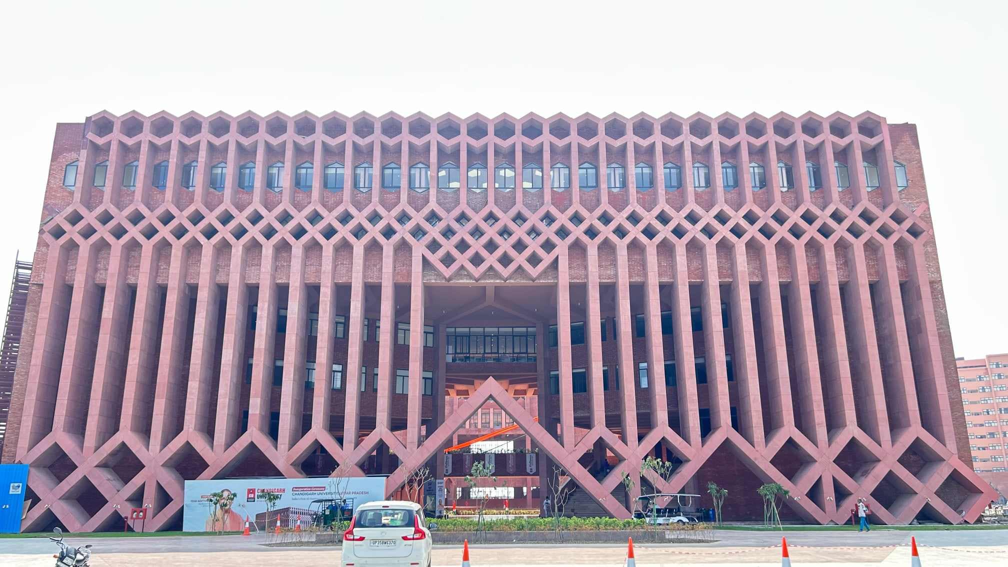 Chandigarh University Lucknow Building photo 3