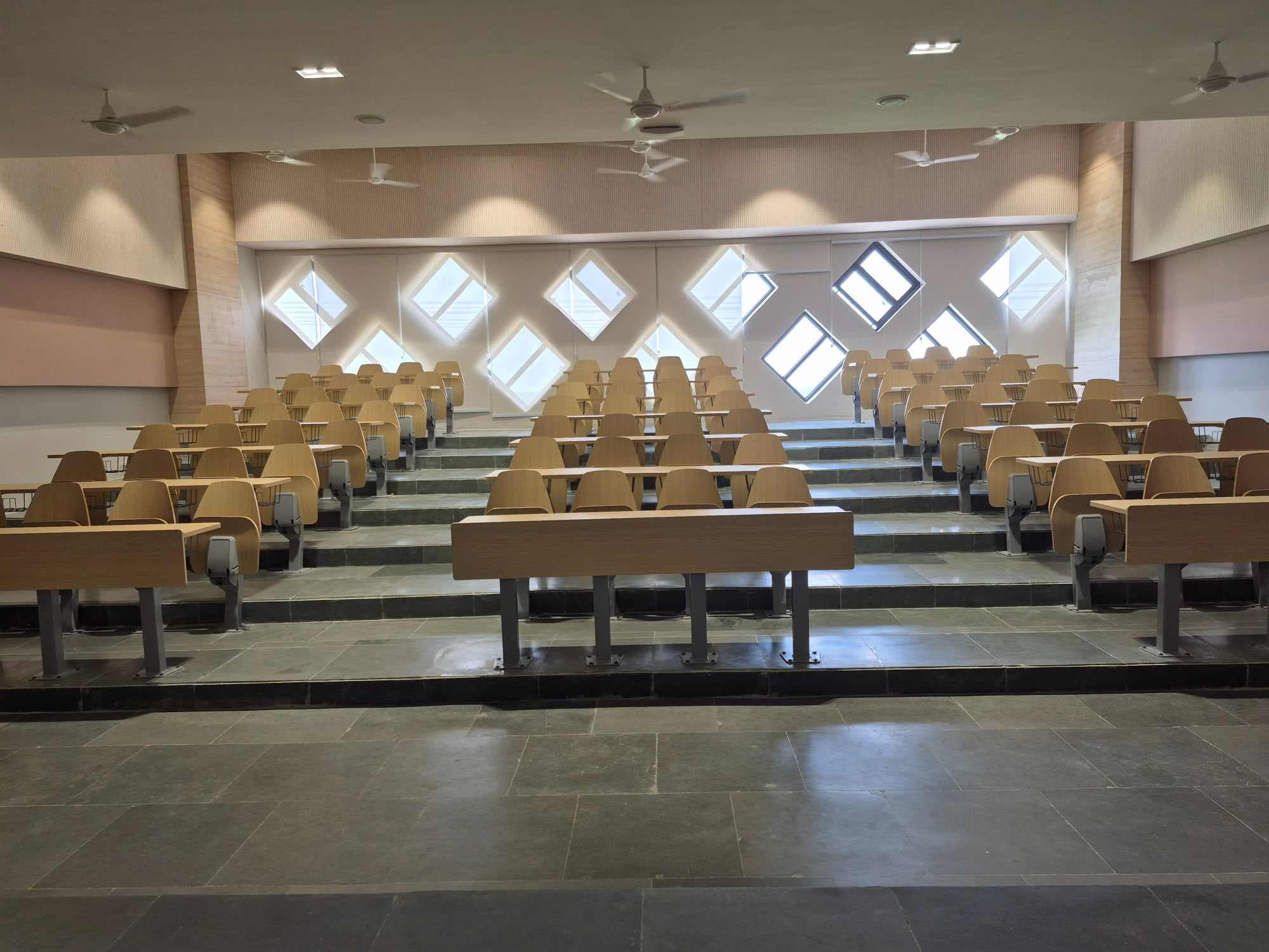 Chandigarh University Lucknow Classroom photo 8