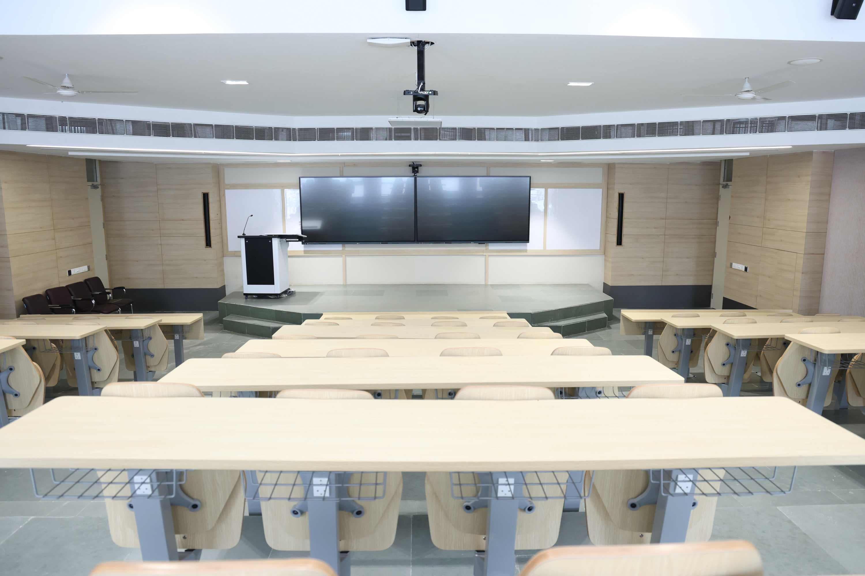 Chandigarh University Lucknow Classroom photo 1