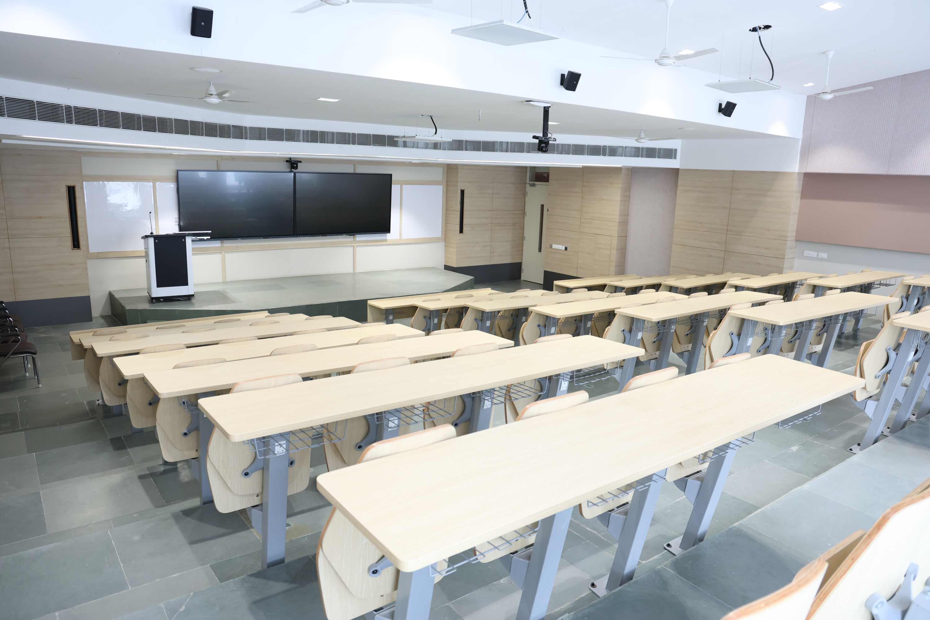 Chandigarh University Lucknow Classroom photo 2