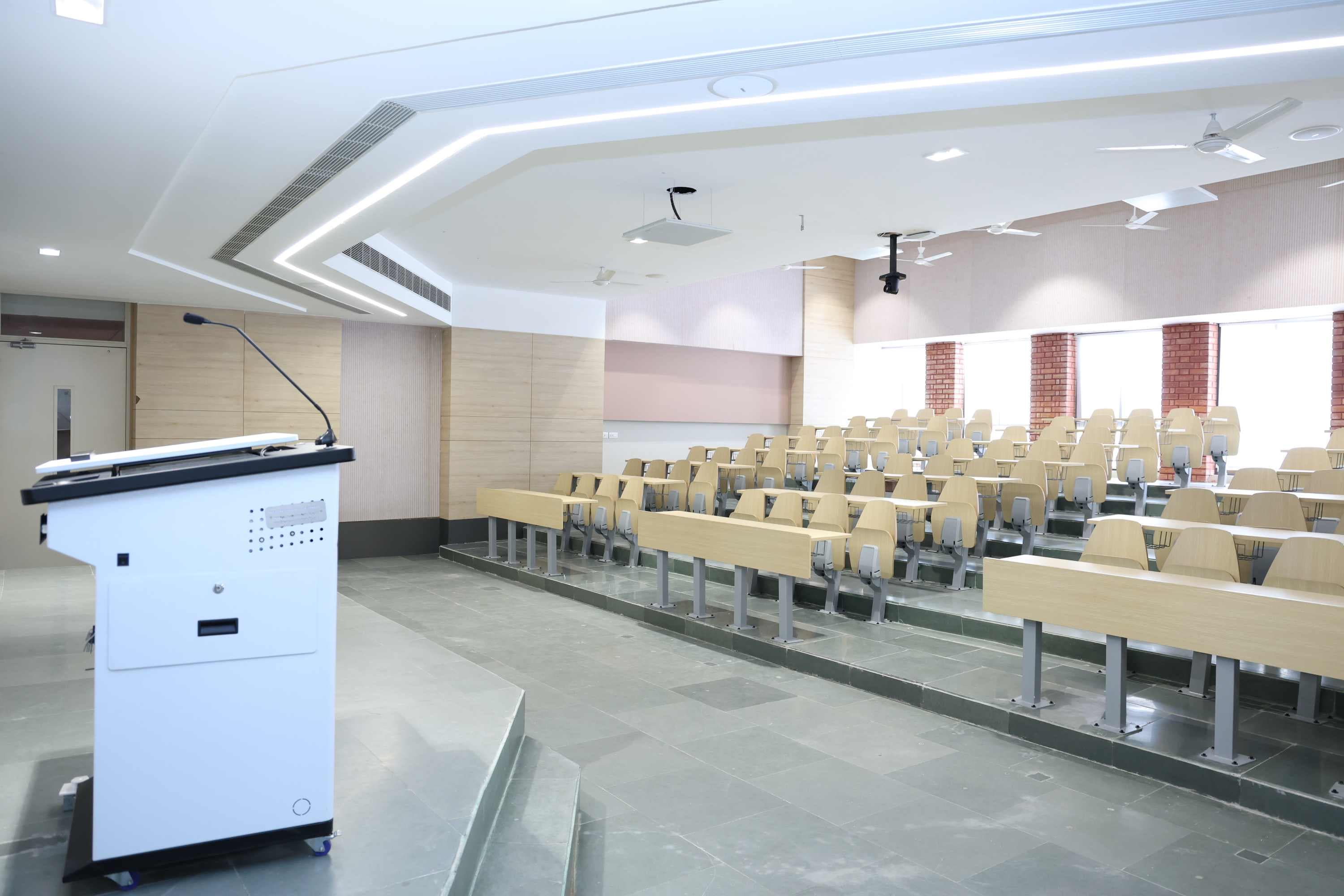 Chandigarh University Lucknow Classroom photo 4