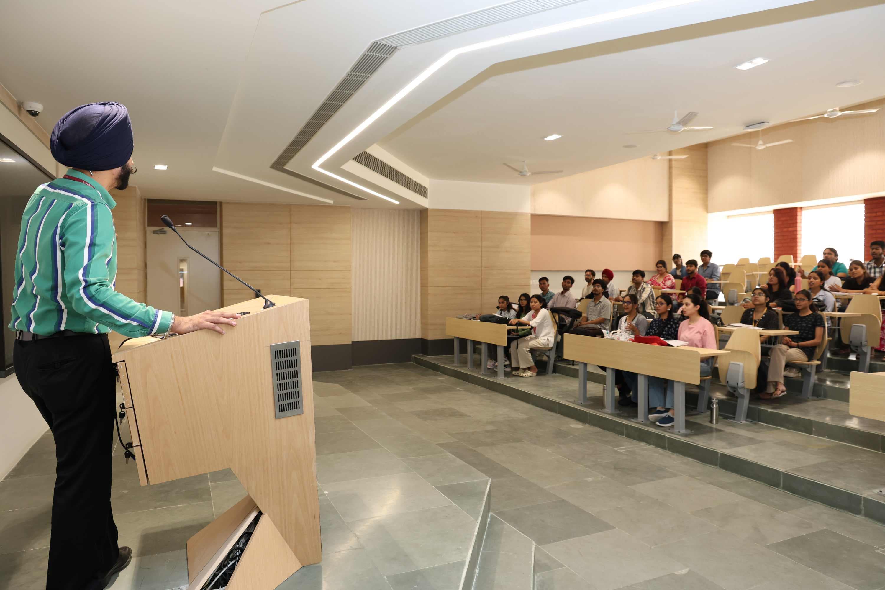 Chandigarh University Lucknow Classroom photo 16