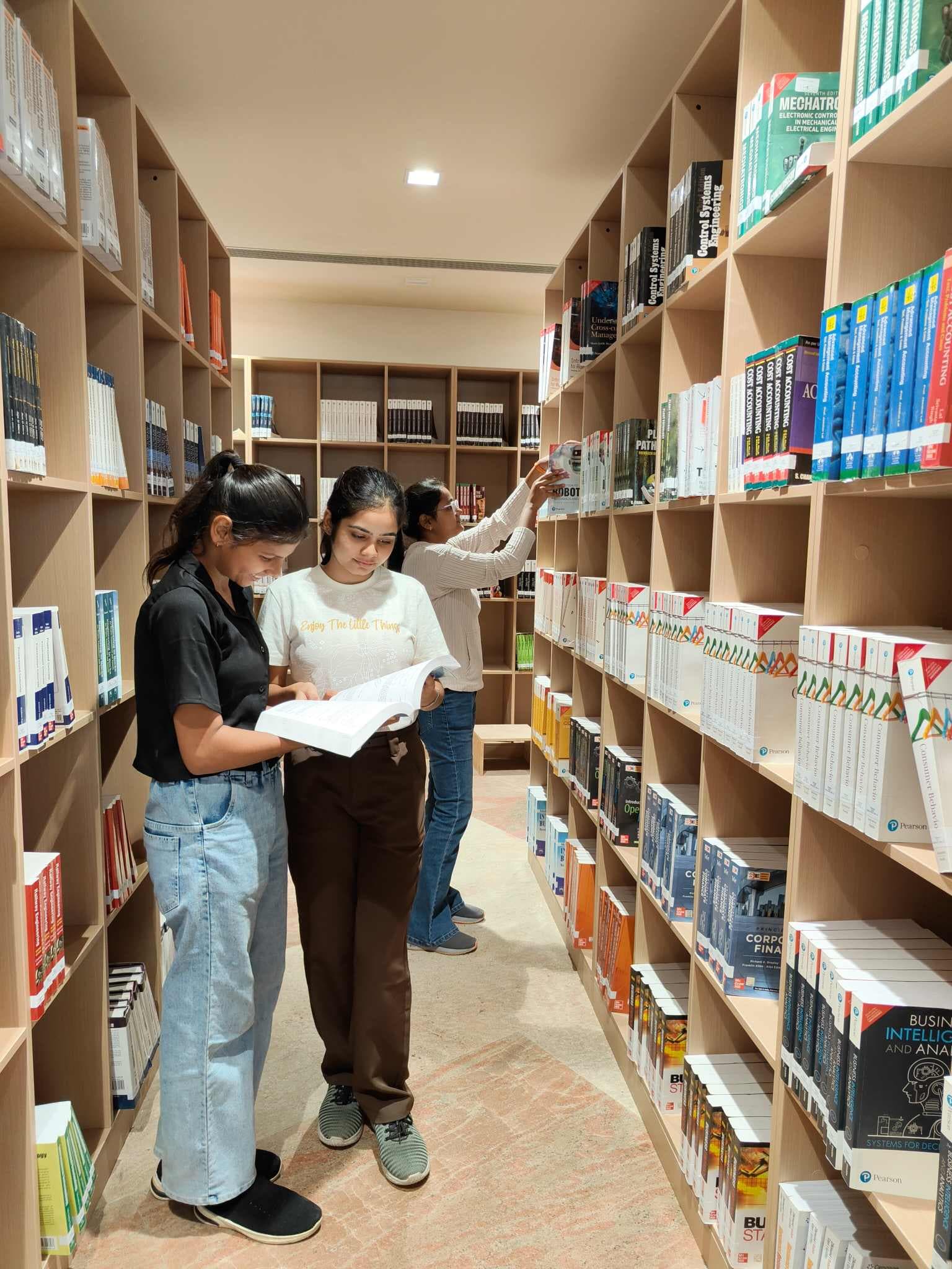 Chandigarh University Lucknow Library photo 10