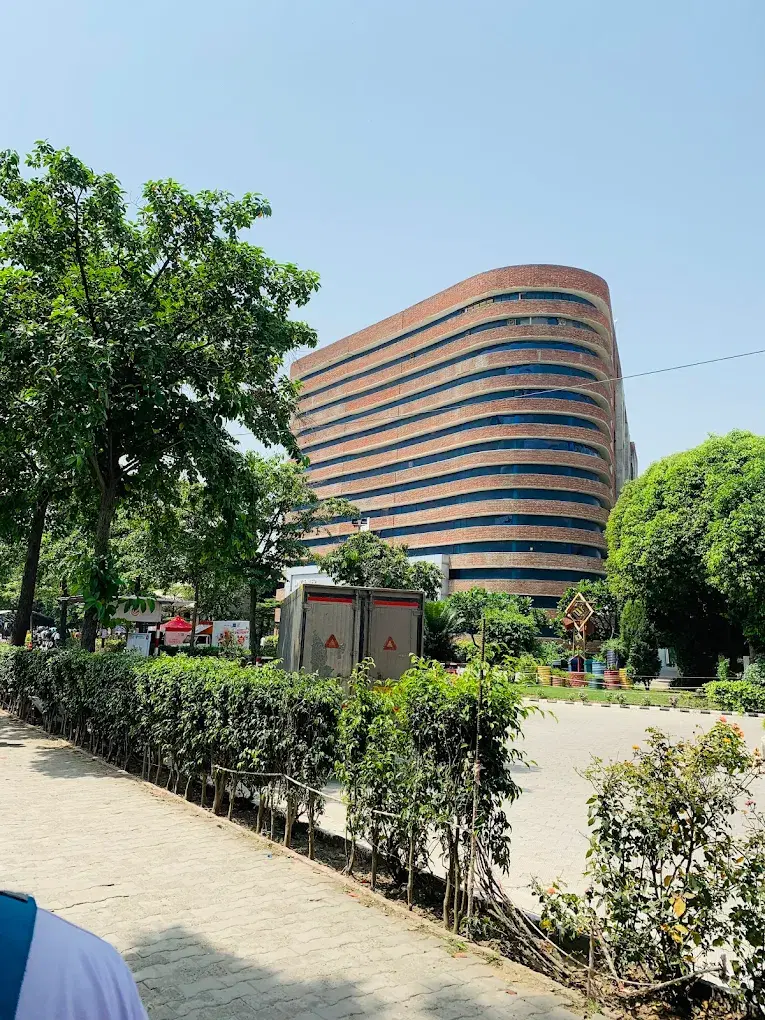 LPU Powered by Emversity College photo 5