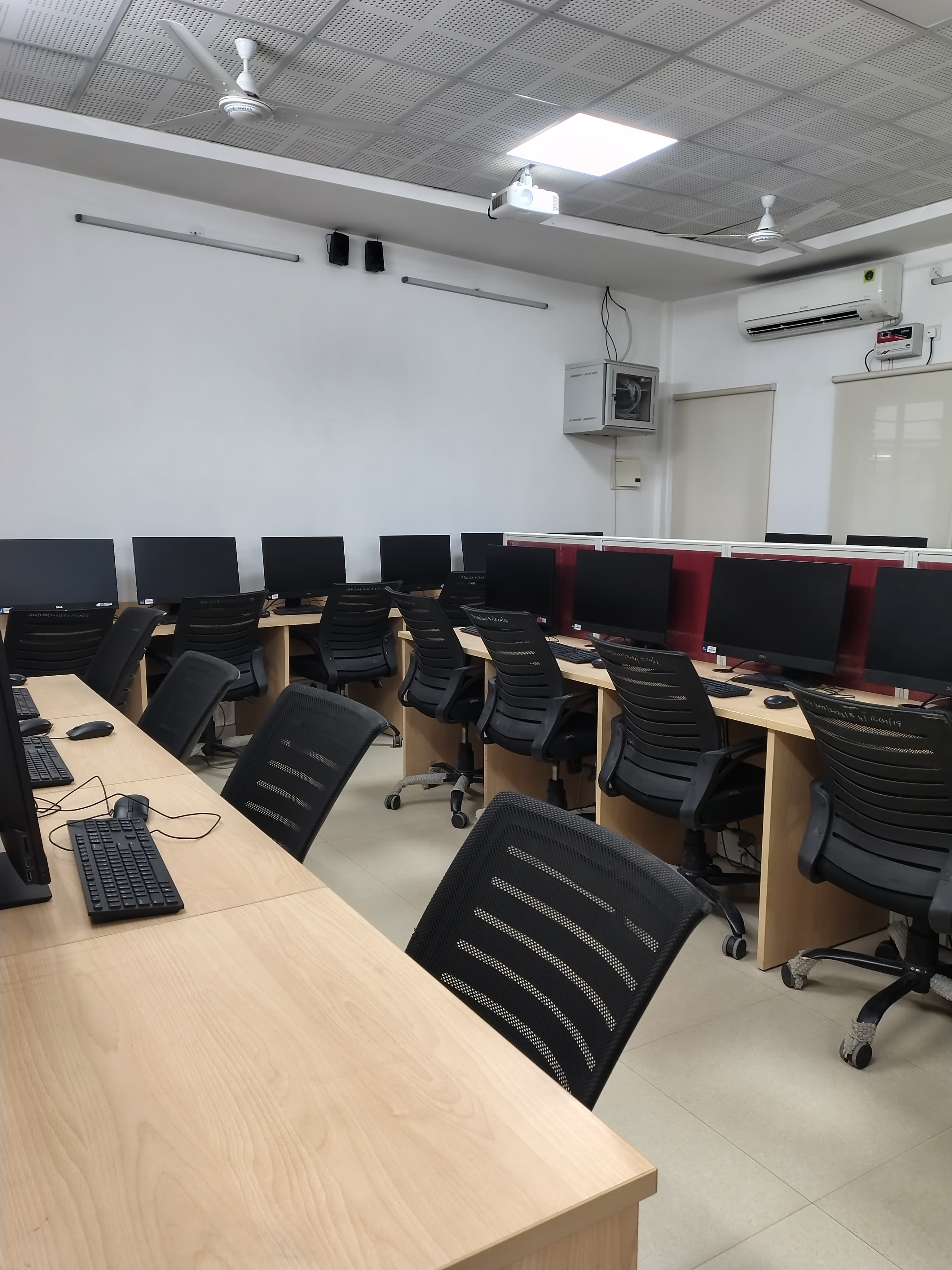 Shaheed Bhagat Singh College Campus Labs media (13) by 1770043873_Labinsidephoto1.jpg