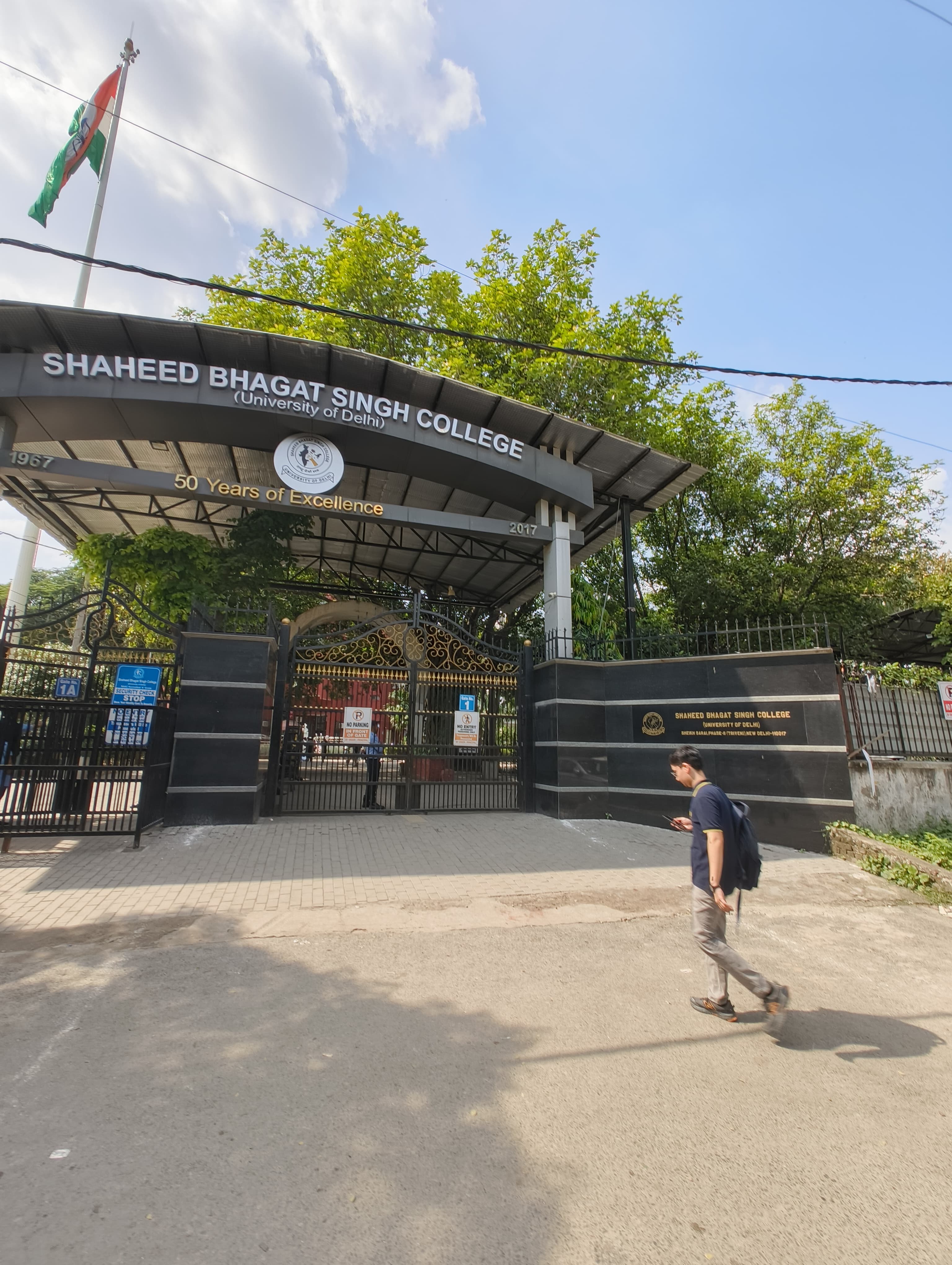 Shaheed Bhagat Singh College Main Entrance View media (3) by 1770043876_IMG_20251009_130707643-VanshSundrani.jpg