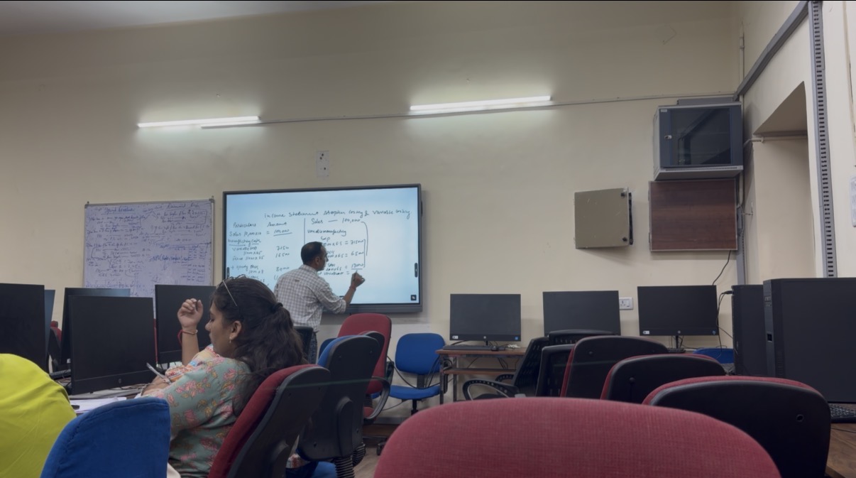 Daulat Ram College Campus Labs media (12) by 1790166014_IMG_4526.jpeg