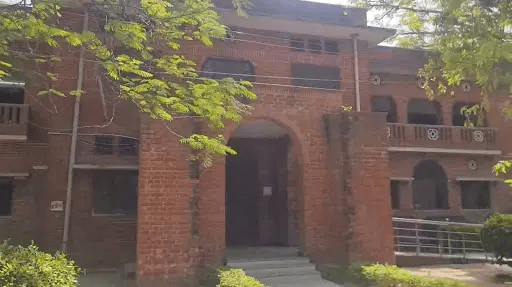 Main academic block of Lady Irwin